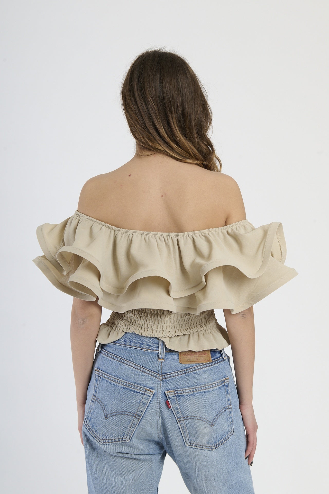 Top beige off - shoulder con effetto smocked e rouches, stile minimal e chic.