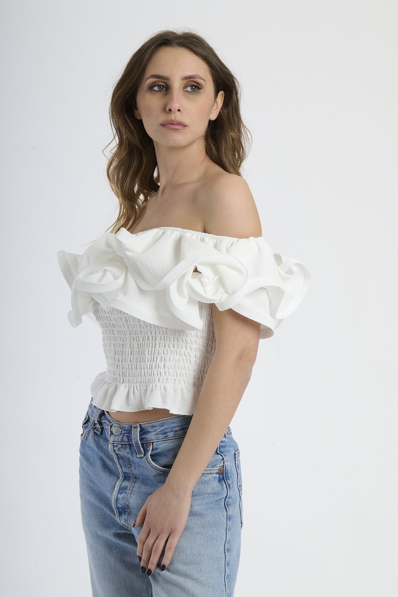 Top bianco a spalline nude, tessuto fresco con rouches sul decolleté.