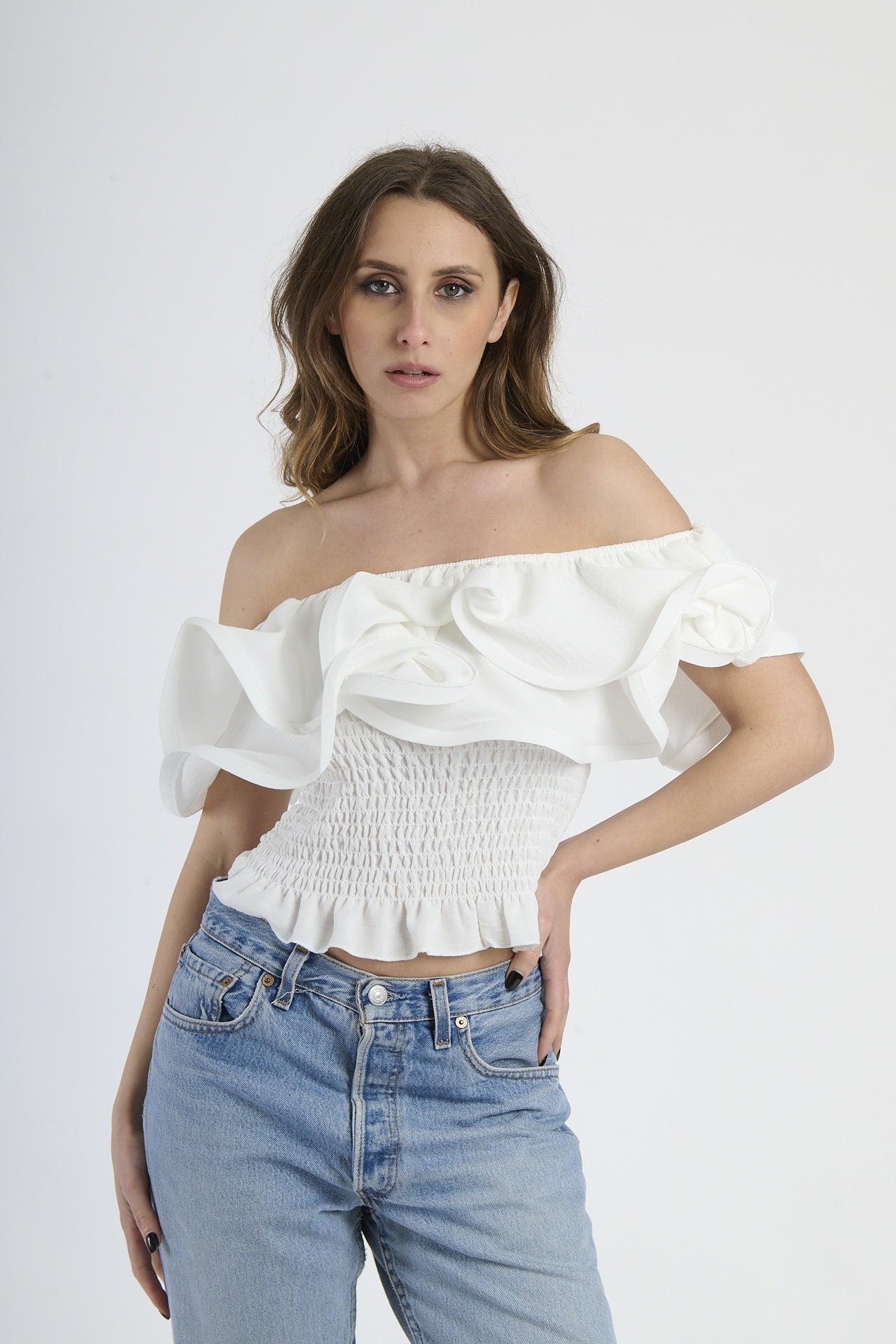 Top bianco off - shoulder, design con rouches e vita elastica, perfetto per eventi estivi.