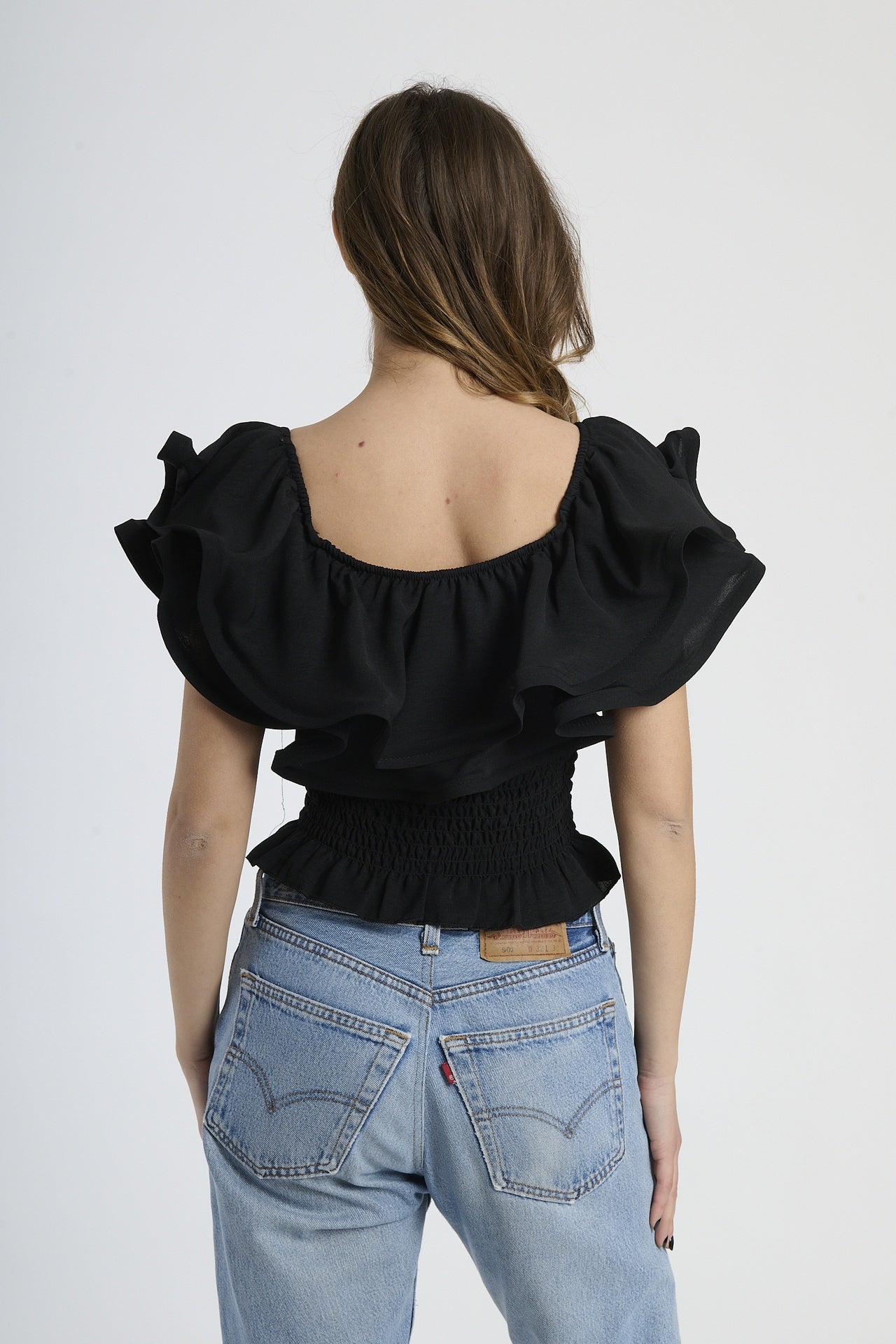 Top nero off - shoulder con effetto smocked e rouches, stile elegante e misterioso.