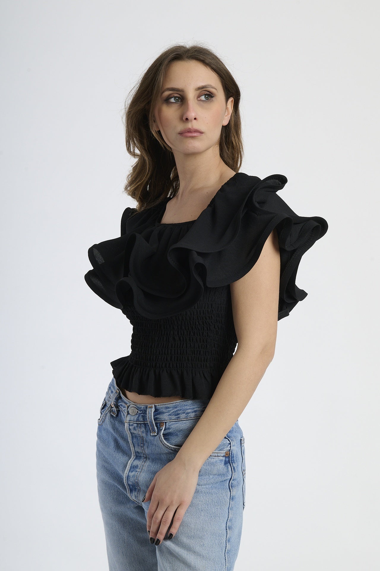 Top nero off - shoulder, design con rouches e vita elastica, perfetto per serate estive.