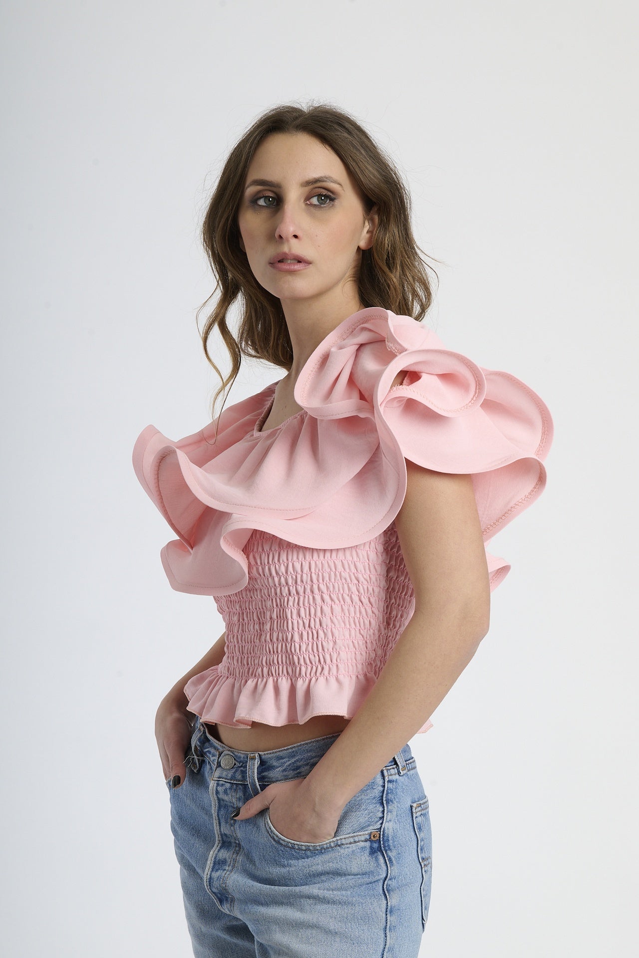 Top rosa a spalline nude, tessuto leggero con rouches sul decolleté.