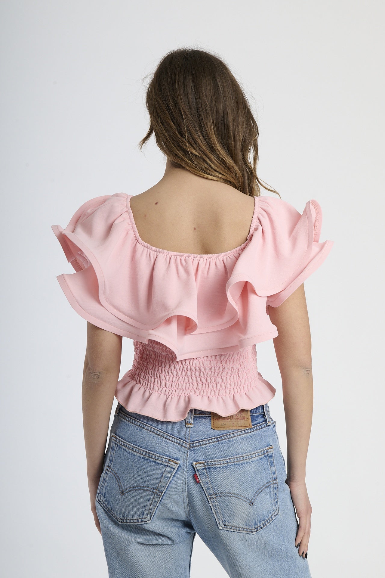 Top rosa off - shoulder con effetto smocked e rouches, stile dolce e romantico.