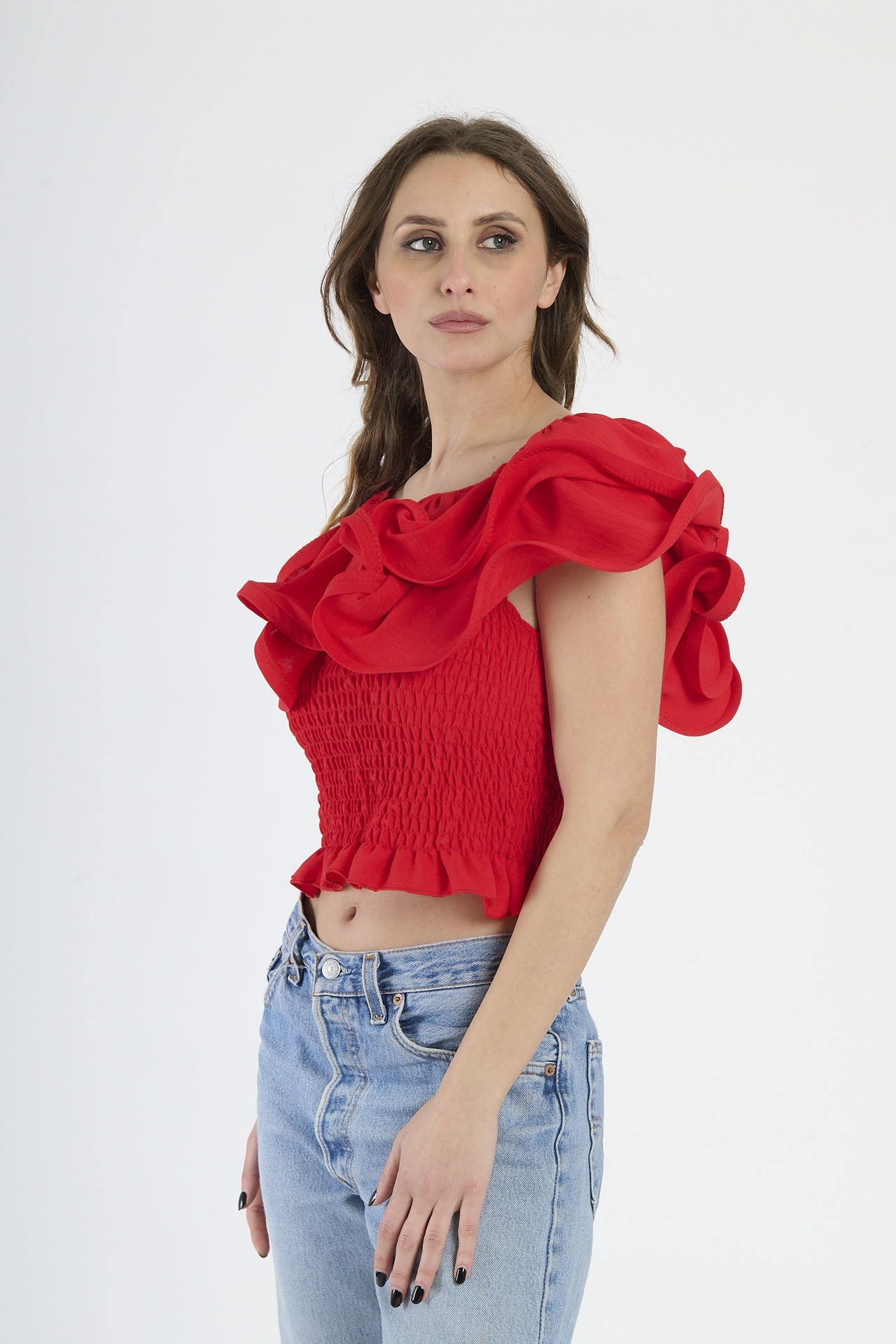 Top rosso off - shoulder, design con rouches e vita elastica, ideale per un look audace.