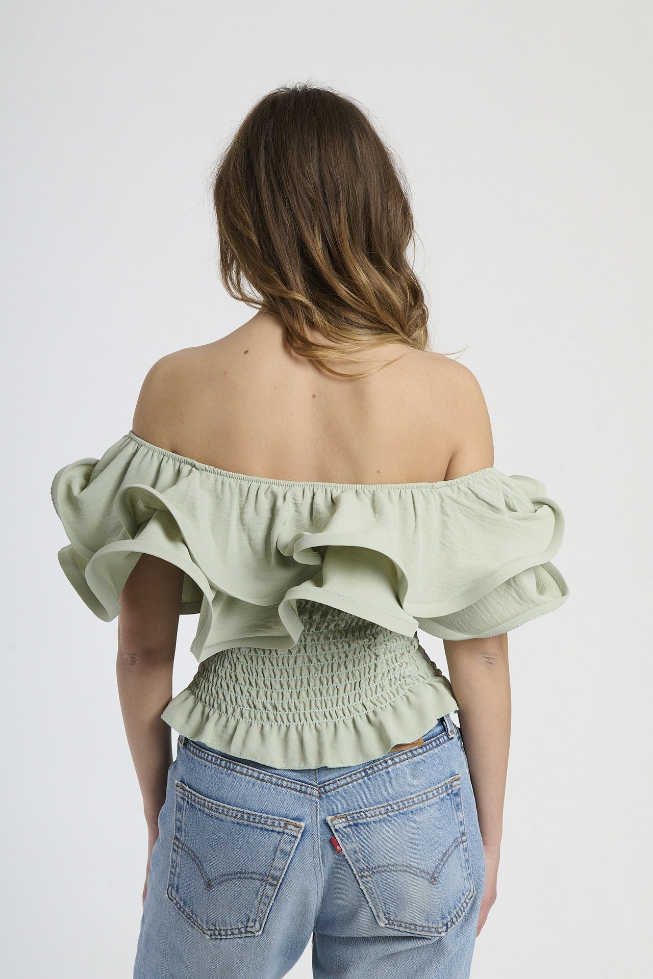 Top salvia off - shoulder con effetto smocked e rouches, stile naturale e trendy.