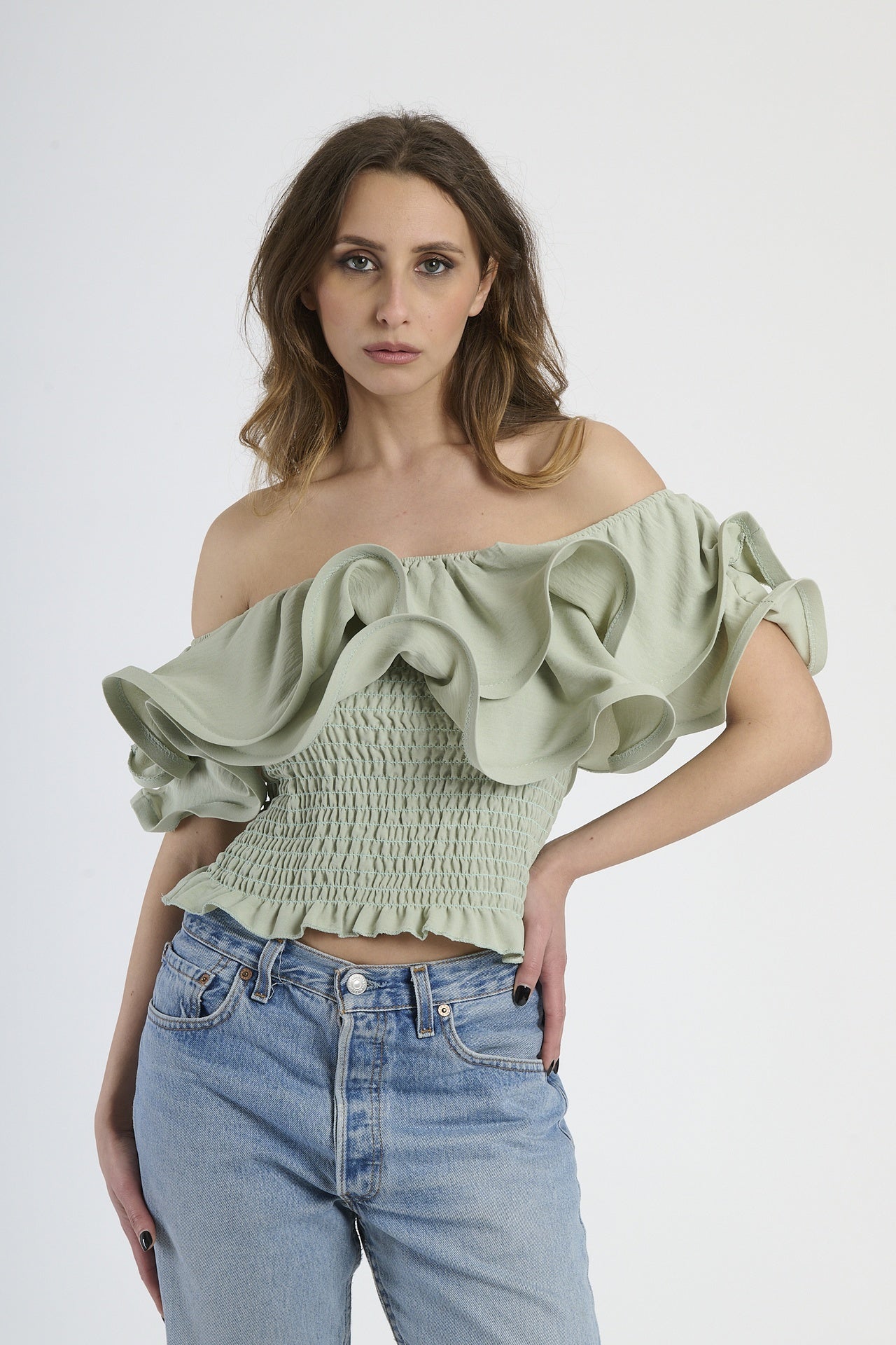Top salvia off - shoulder, design con rouches e vita elastica, ideale per un look bohemien.