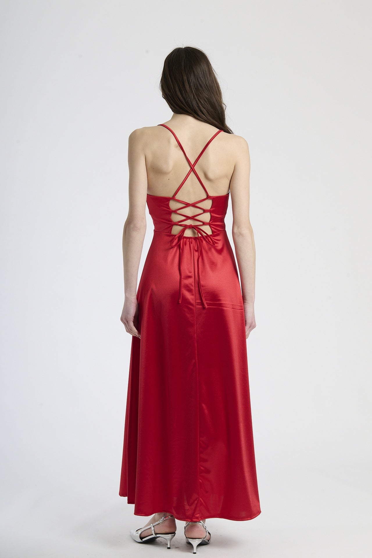 Vestito audace rosso in raso, taglio maxi con spalline sottili, ideale per eventi formali.