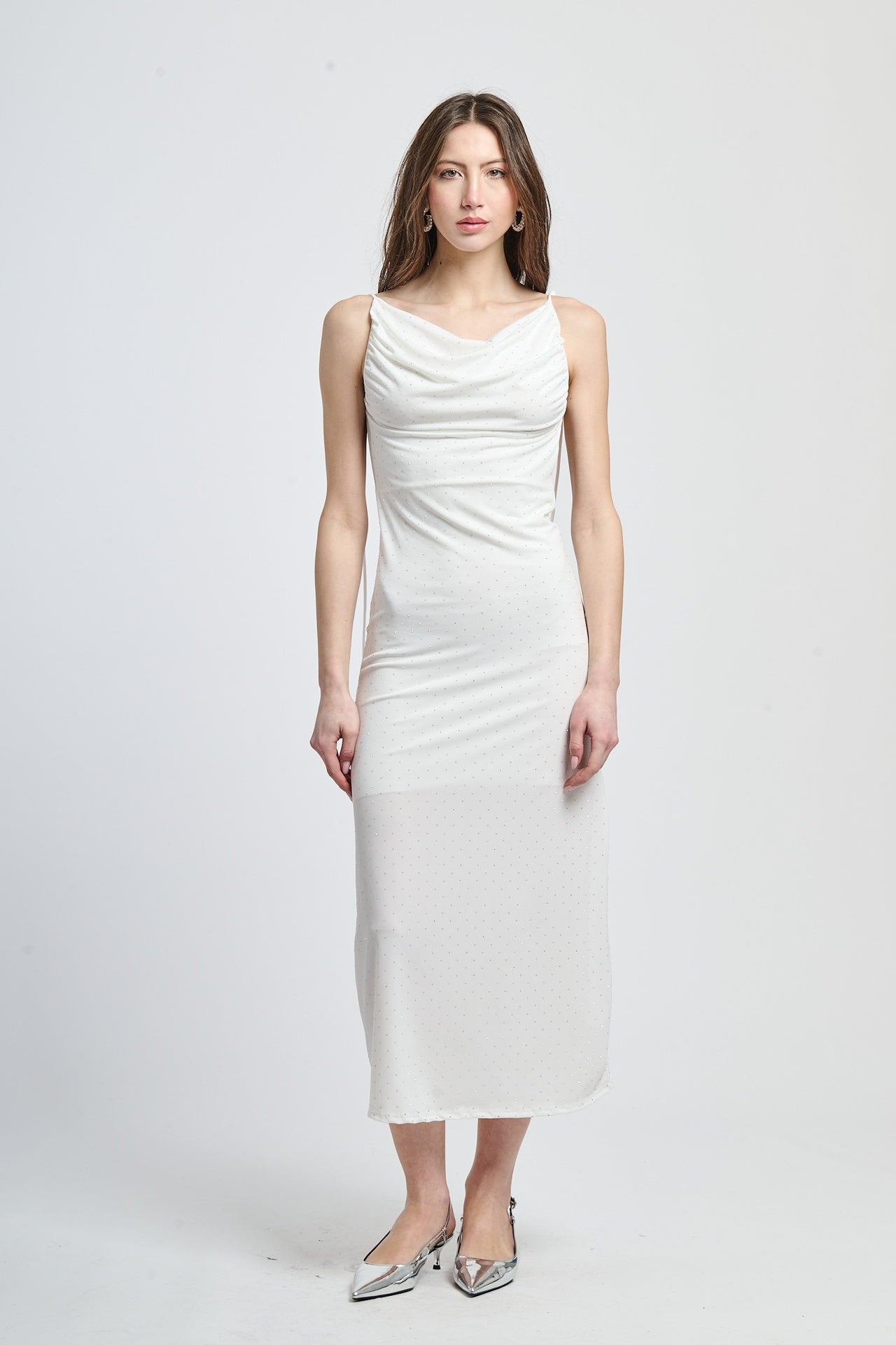 Vestito bianco a scollatura a V e maniche a piumino, per un look sexy e moderno.