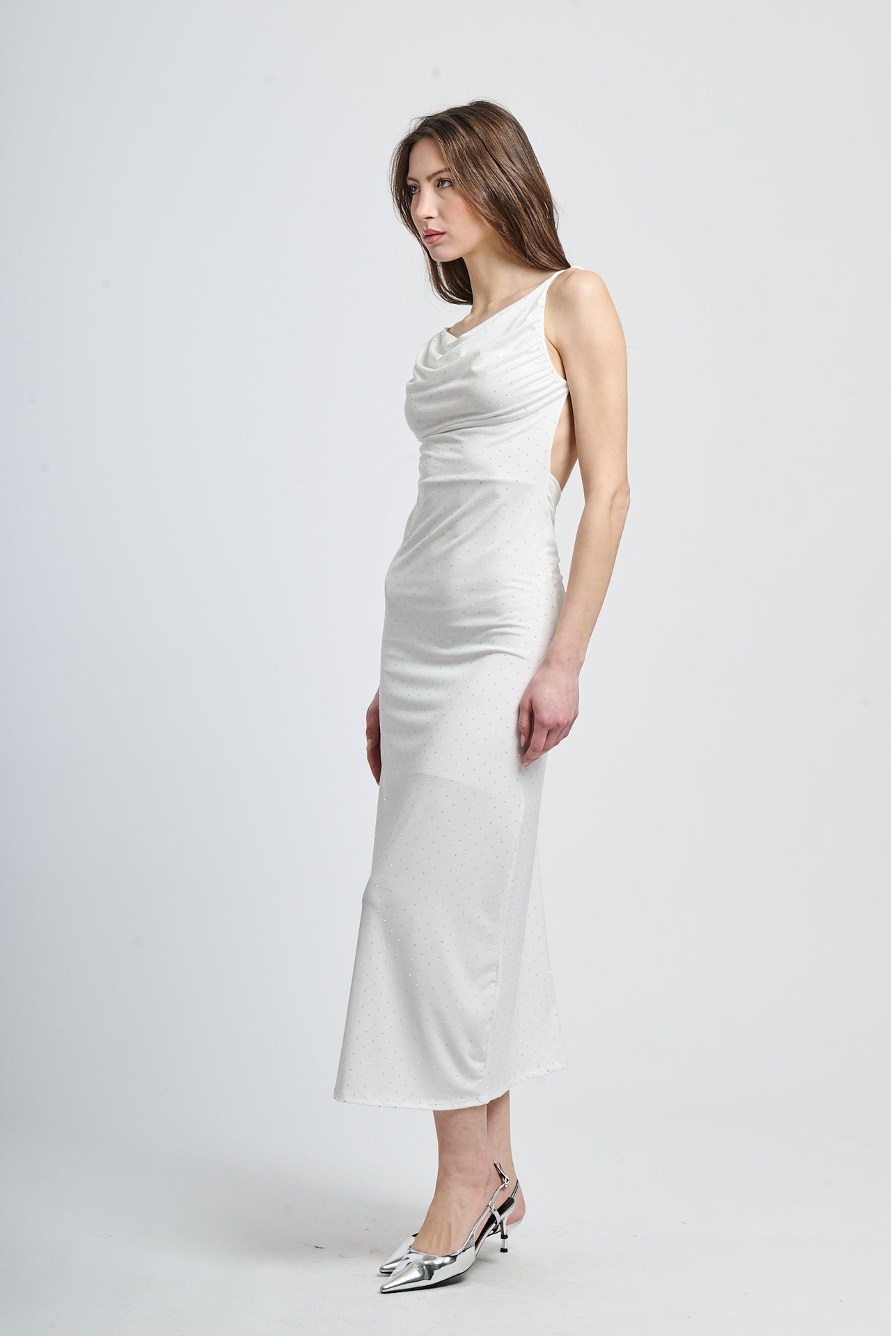Vestito bianco corto con frange laterali, stile giovane e dinamico.