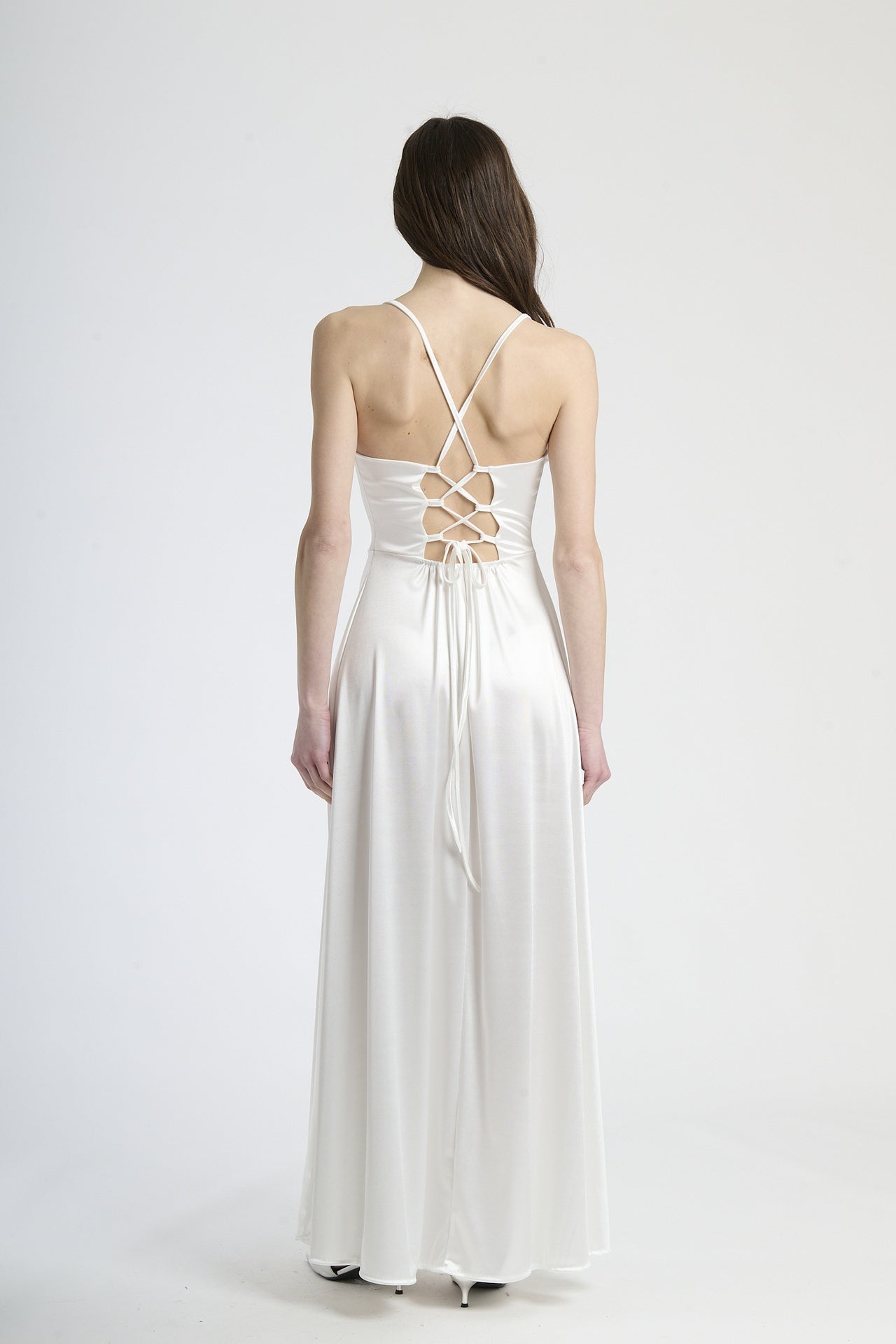 Vestito bianco da cerimonia, taglio maxi con dettagli drappati e apertura sul fianco, perfetto per matrimoni.