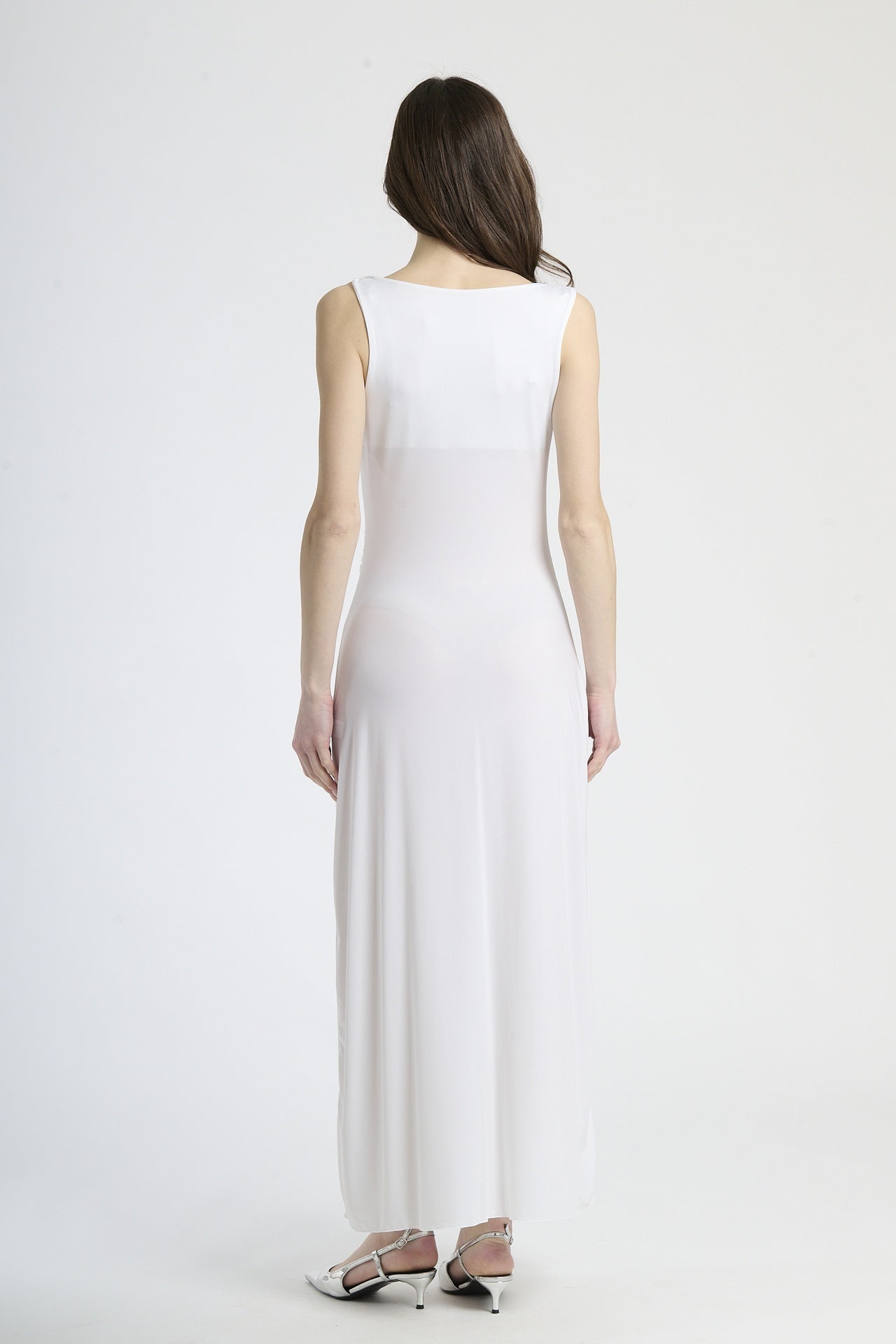 Vestito bianco in jersey, taglio fluido e senza maniche, perfetto per eventi esclusivi.