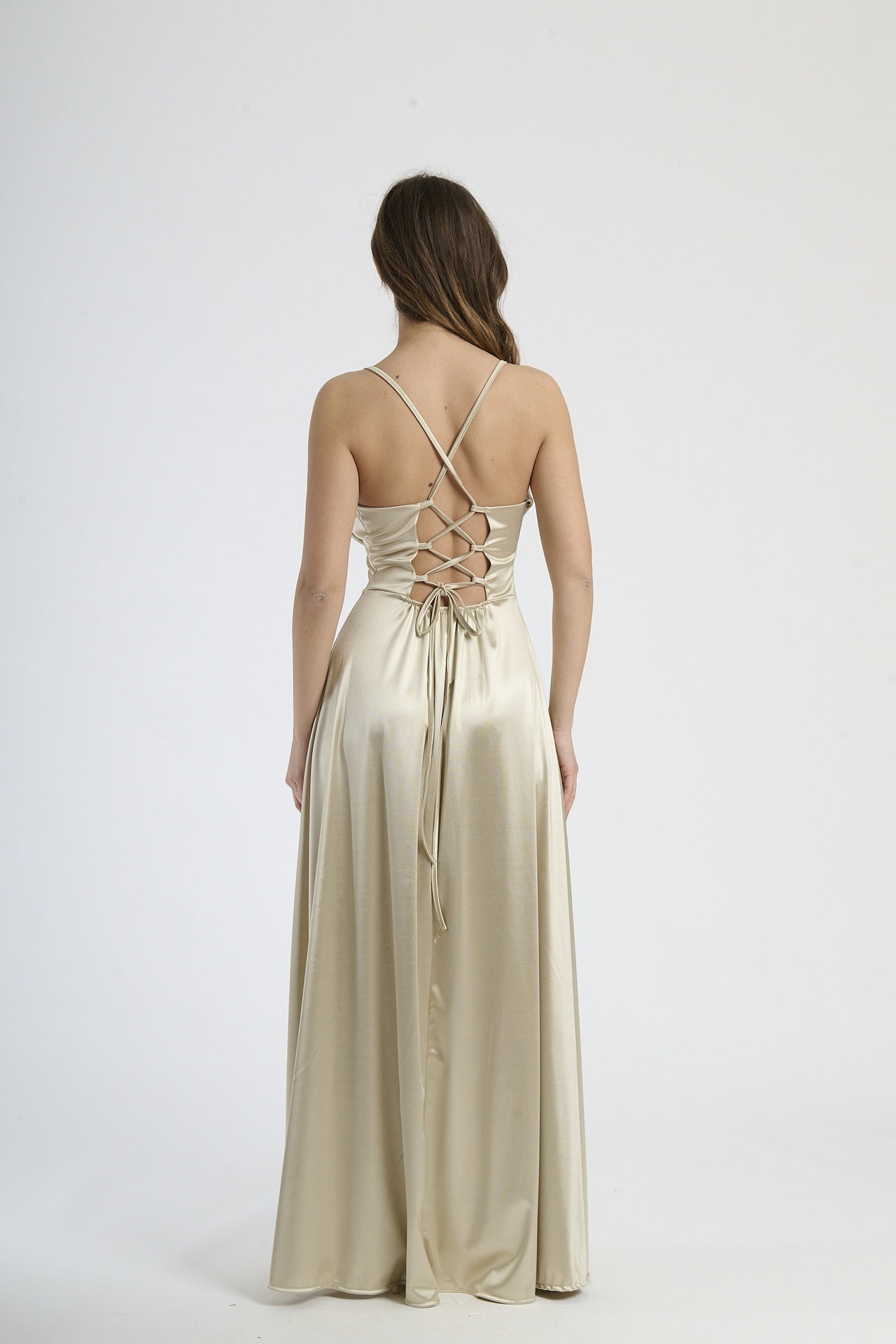 Vestito classico beige, taglio maxi con drappi sul busto e apertura sul fianco, adatto per occasioni formali.
