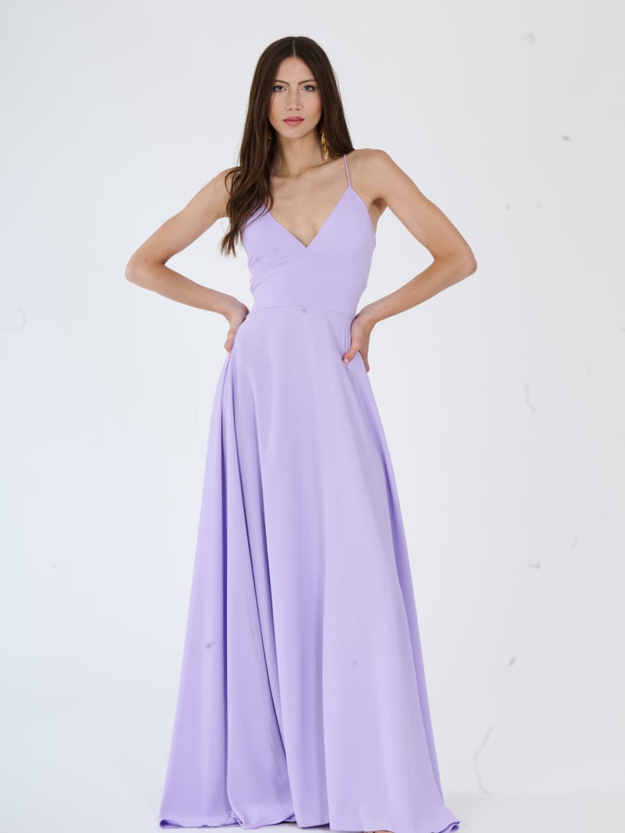 Vestito da sera lilla delicato con tessuto fluido e silhouette graziosa.