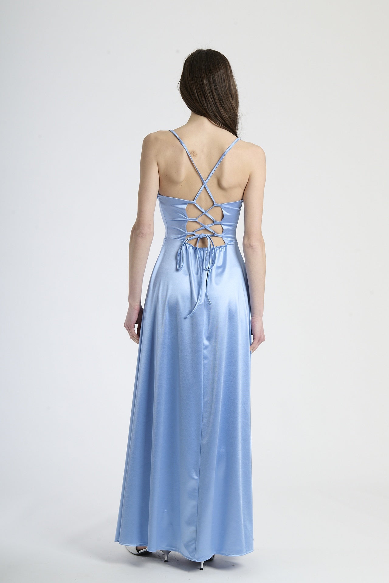 Vestito formale azzurro, taglio maxi con dettagli drappati e apertura sul fianco, ideale per eventi serali.