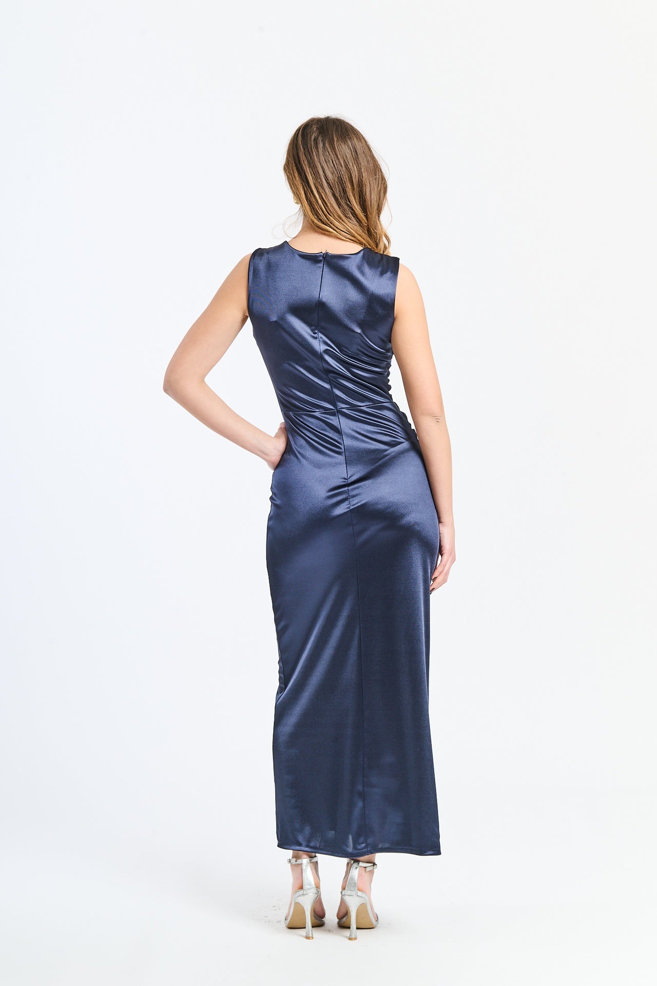 Vestito navy intenso con drappeggi sul busto e tessuto opaco-lucido