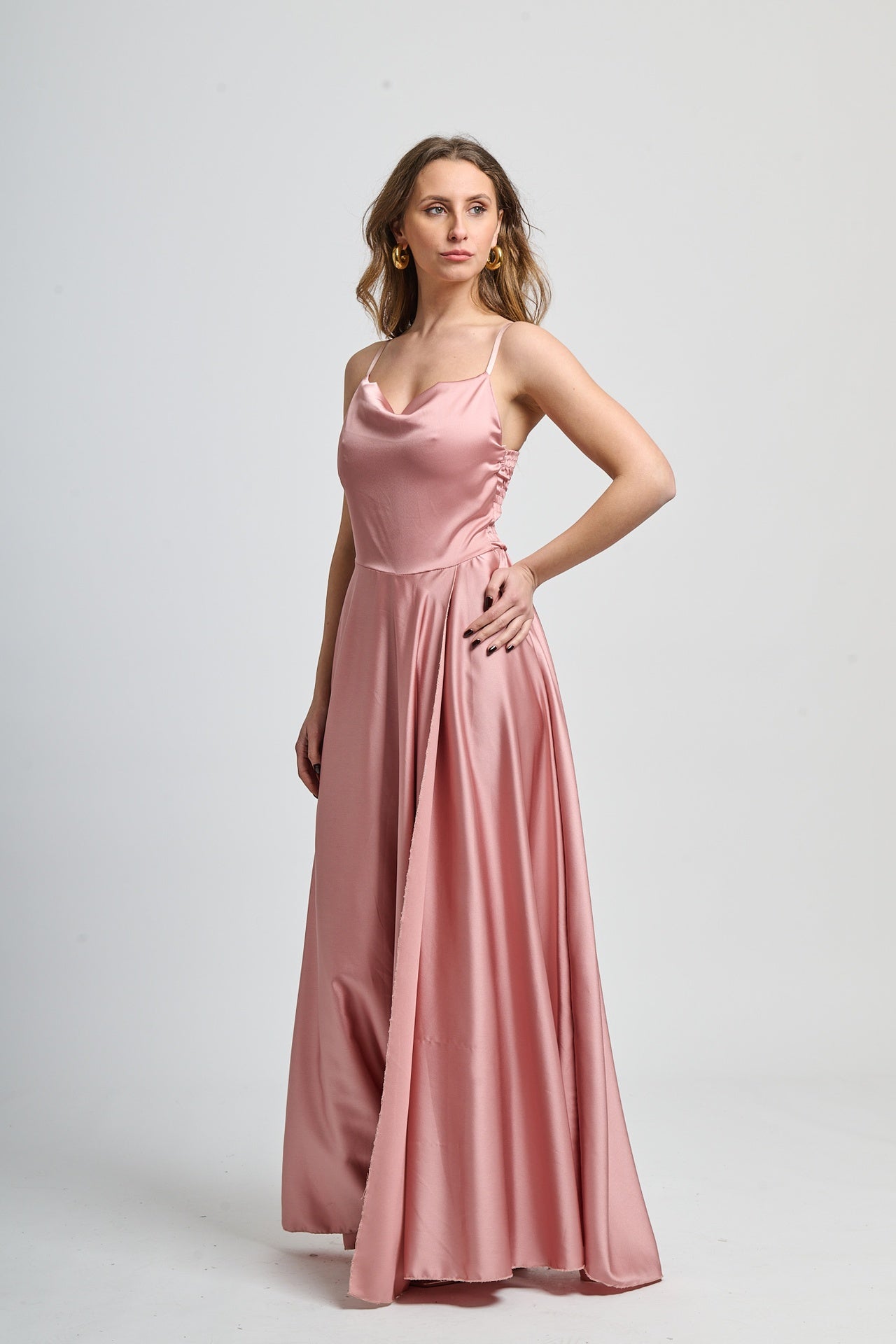 Abito formale rosa antico in raso, perfetto per occasioni speciali