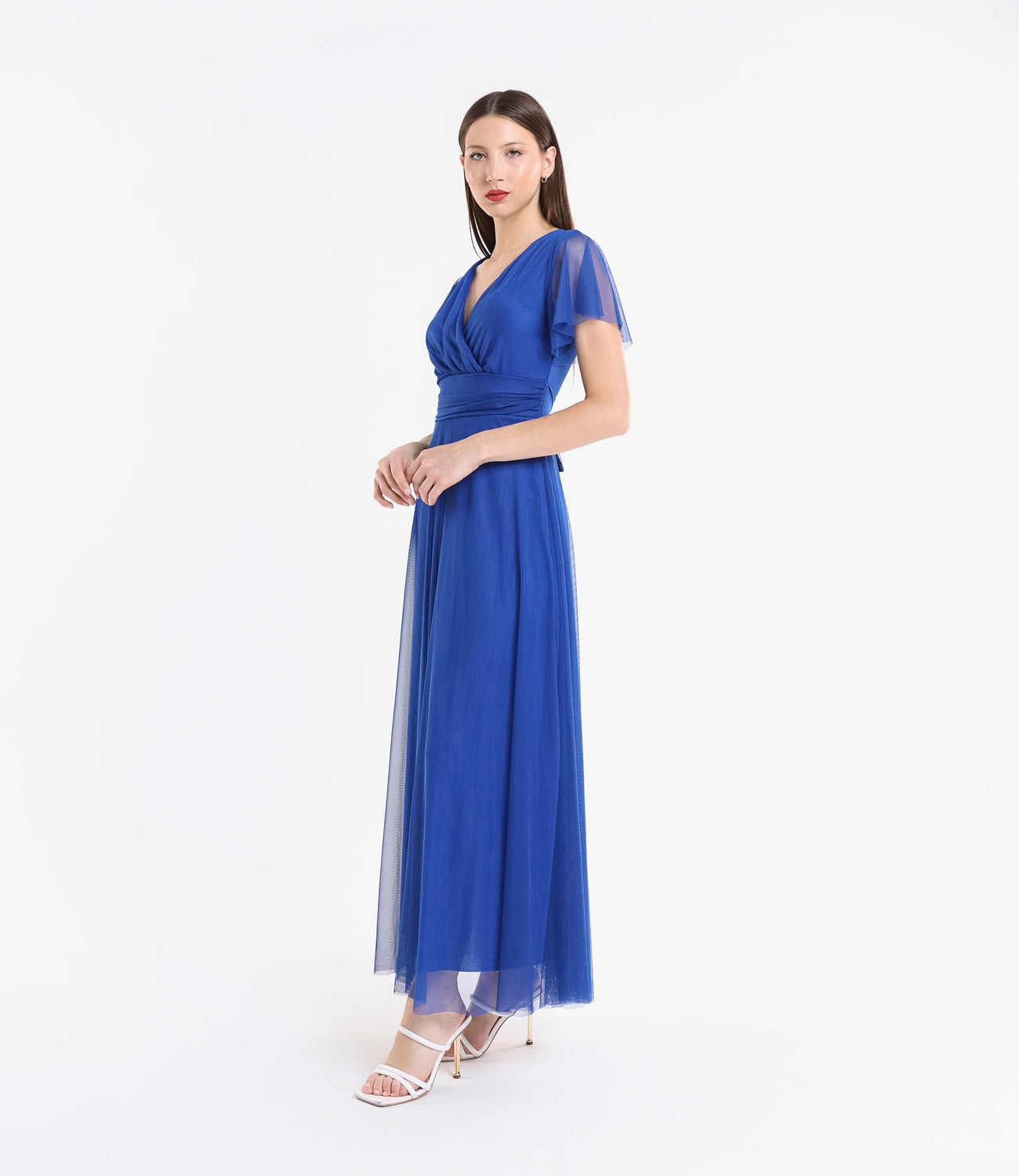 Tulle bluette delicato, scollo profondo, maniche ruffle, atmosfera rinfrescante