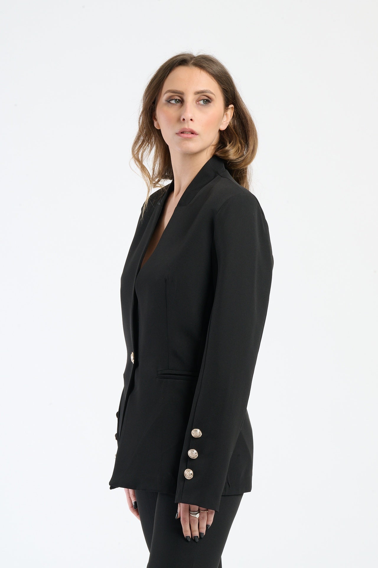 Modella indossa una camicia bluette body - con con bottoni decorativi.