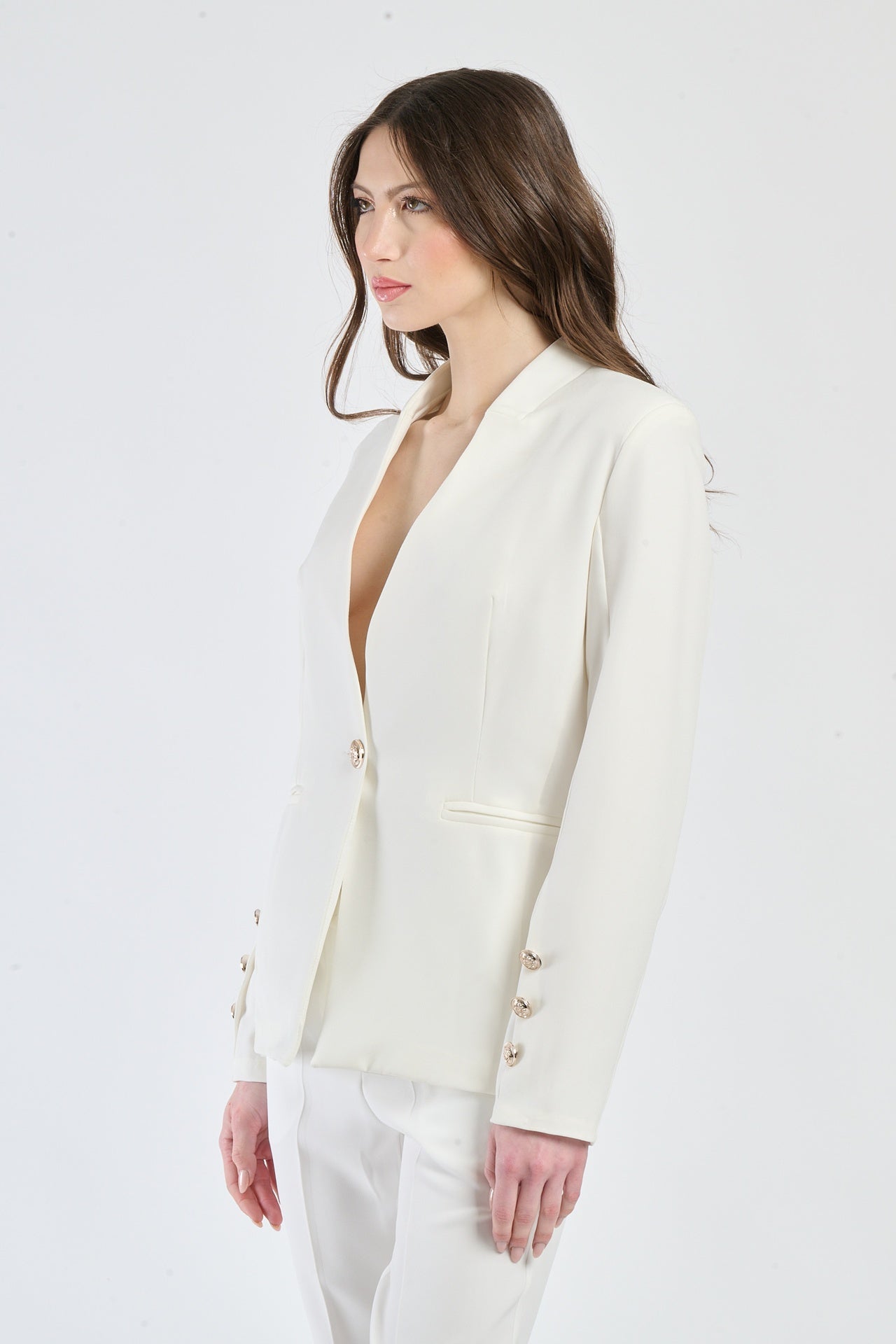 Camicia bianca fresca, perfetta per un look estivo.