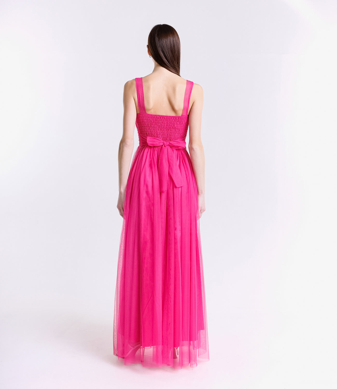 Abito fuxia con scollo a V, eleganza audace per cerimonie