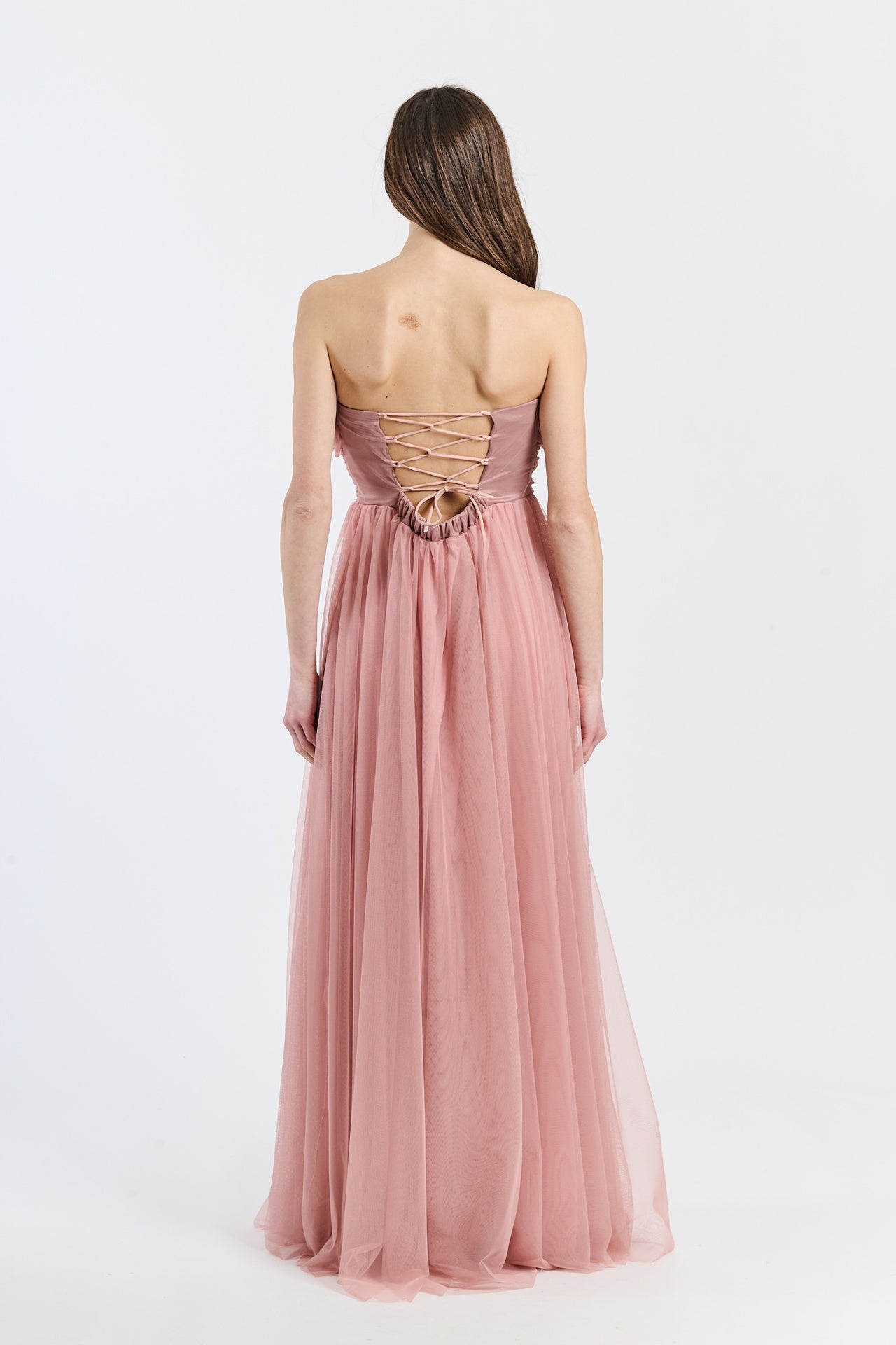 Abito formale rosa antico con tulle delicato, scollo a barca e silhouette drammatica, adatto per serate all’aperto e affascinanti