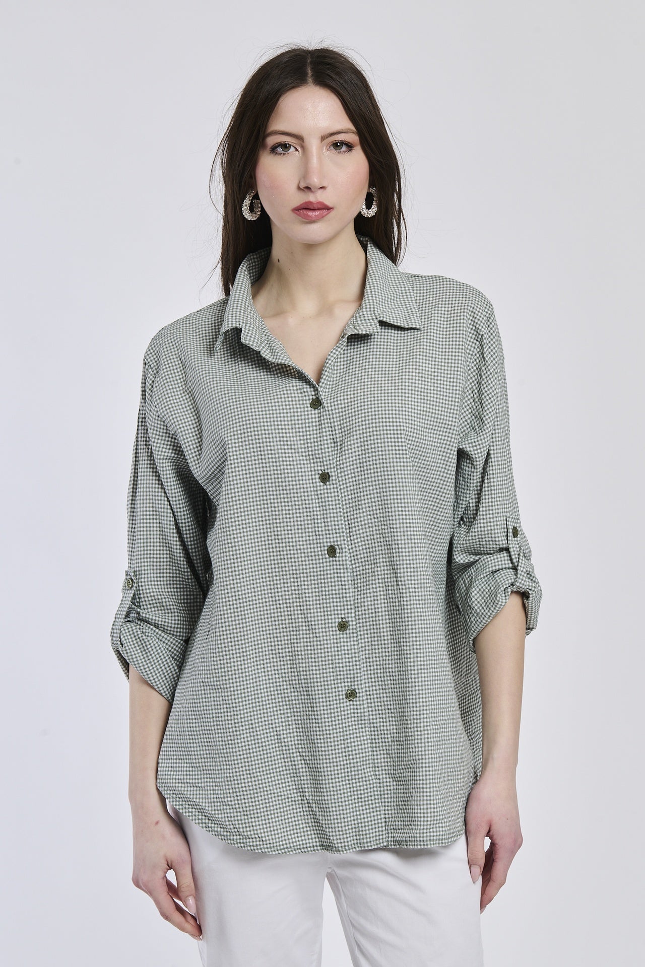 Camicia militare con collo a V, maniche 3/4, ideale per un look casual-cool.