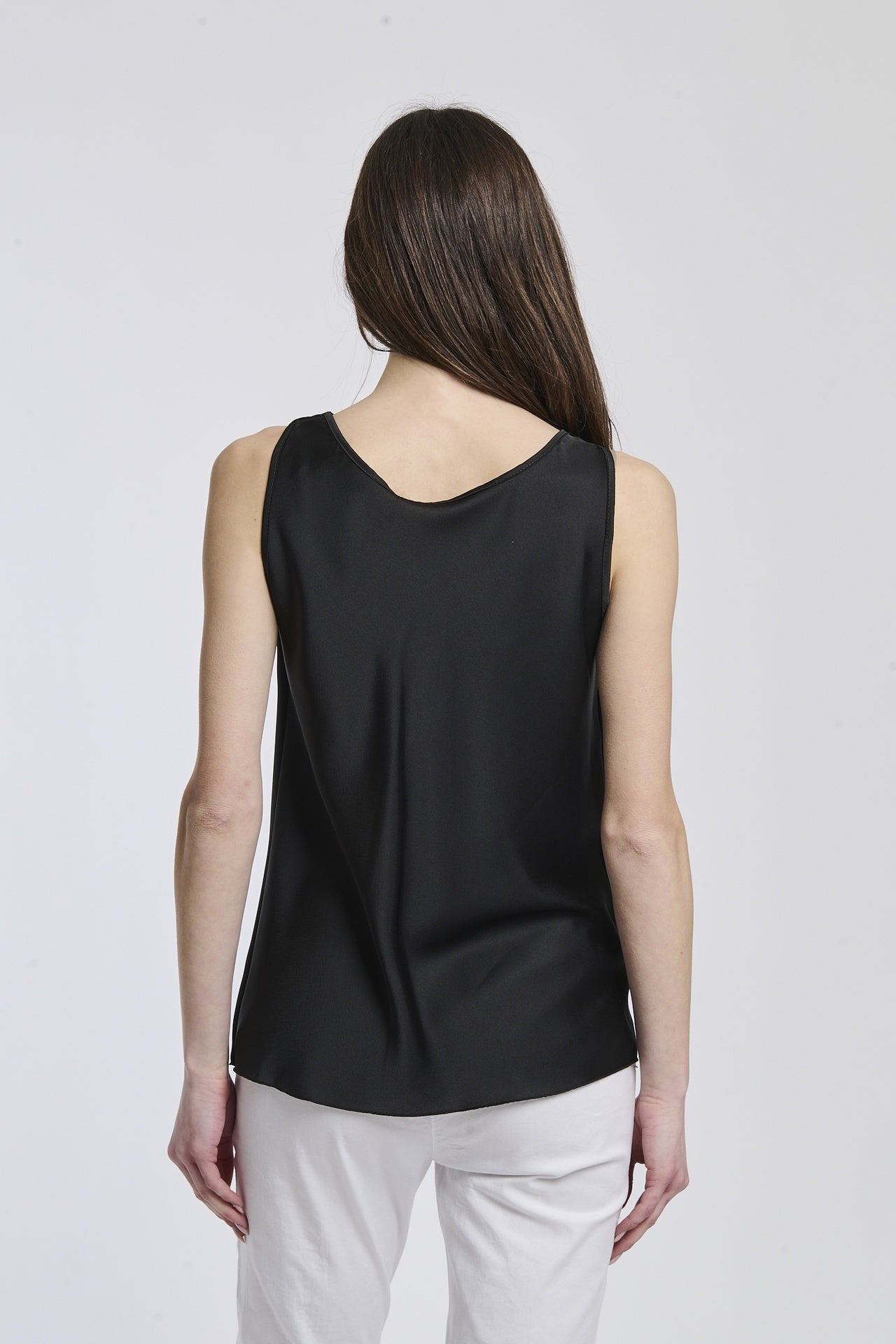 Canotta nera per uno stile minimalista