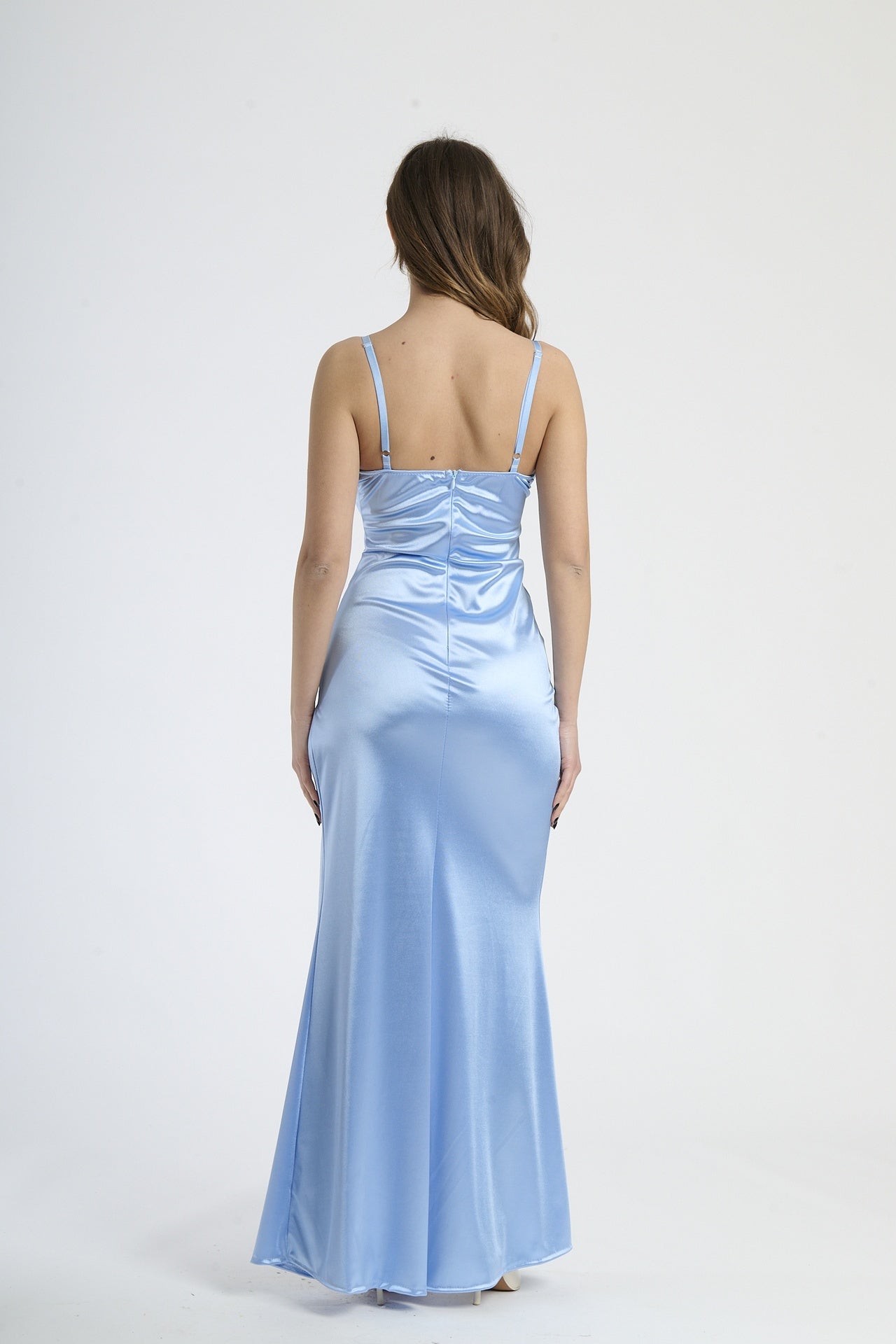 Vestito lungo in raso azzurro, spalline sottili e scollatura a cuore