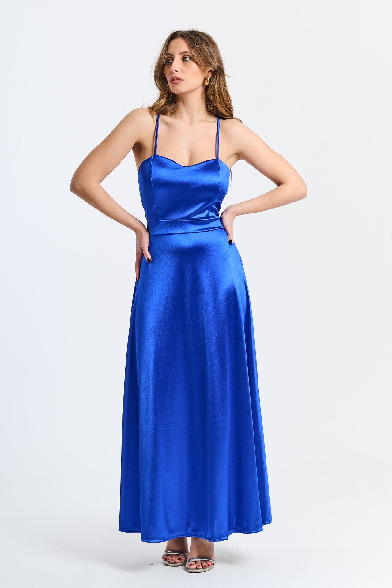 Abito da cerimonia bluette in raso, con spalline sottili e scollatura a V, ideale per occasioni eleganti e rassicuranti