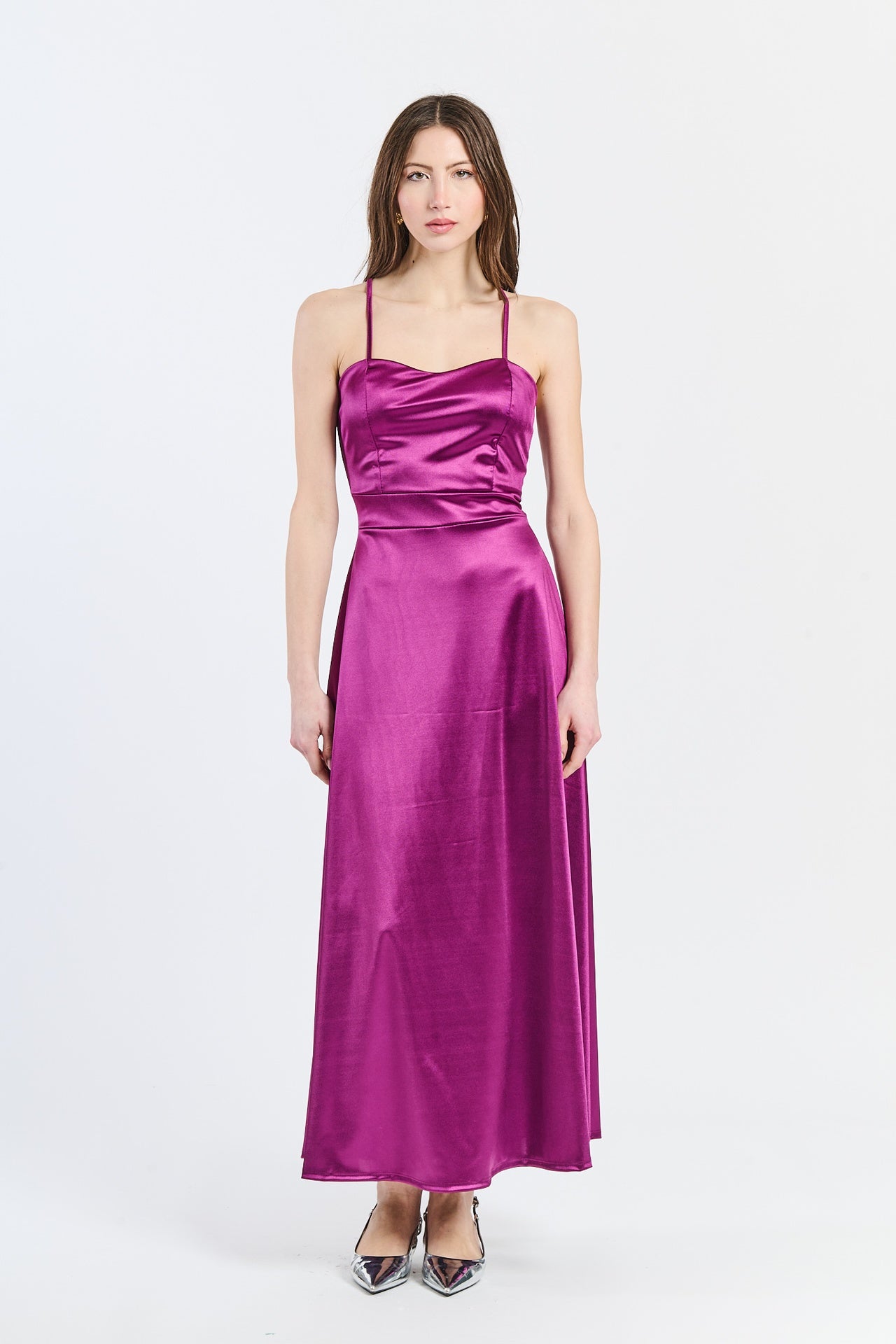Abito da cerimonia ciliegio in raso, con spalline sottili e scollatura a V, ideale per occasioni romantiche e glamour