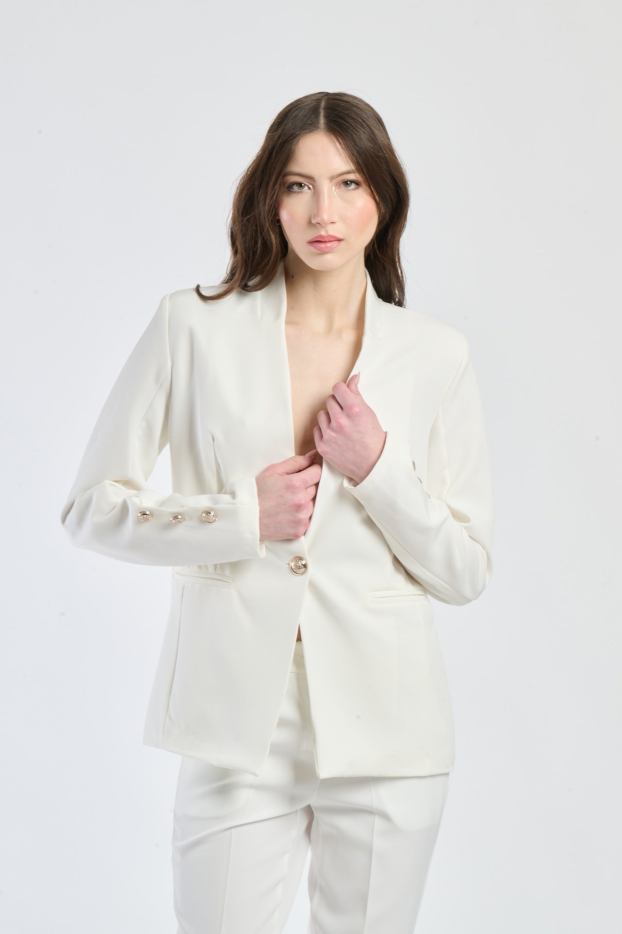 Camicia bianca a maniche lunghe, semplicità e purezza stilistica.