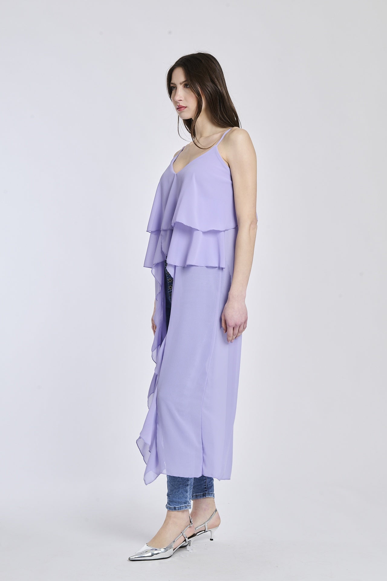 Top in lilla con un taglio aderente, che sottolinea la forma della donna in modo seducente.