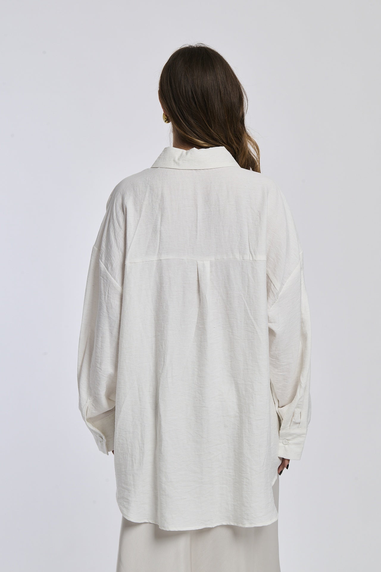 Camicia bianco indossata dalla donna