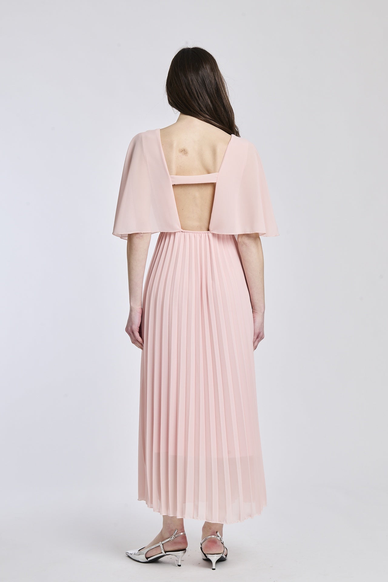 Vestito rosa con falde al fondo, mantenendo lo stile romantico e carino, ideale per occasioni festose.