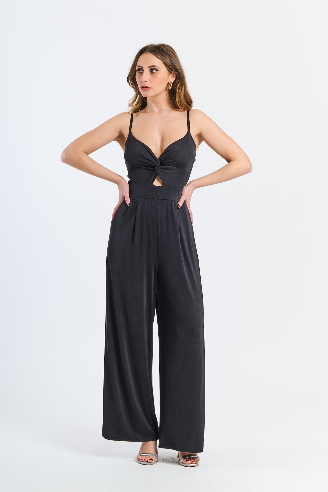Tuta elegante nera con nodo decorativo e impatto glamour