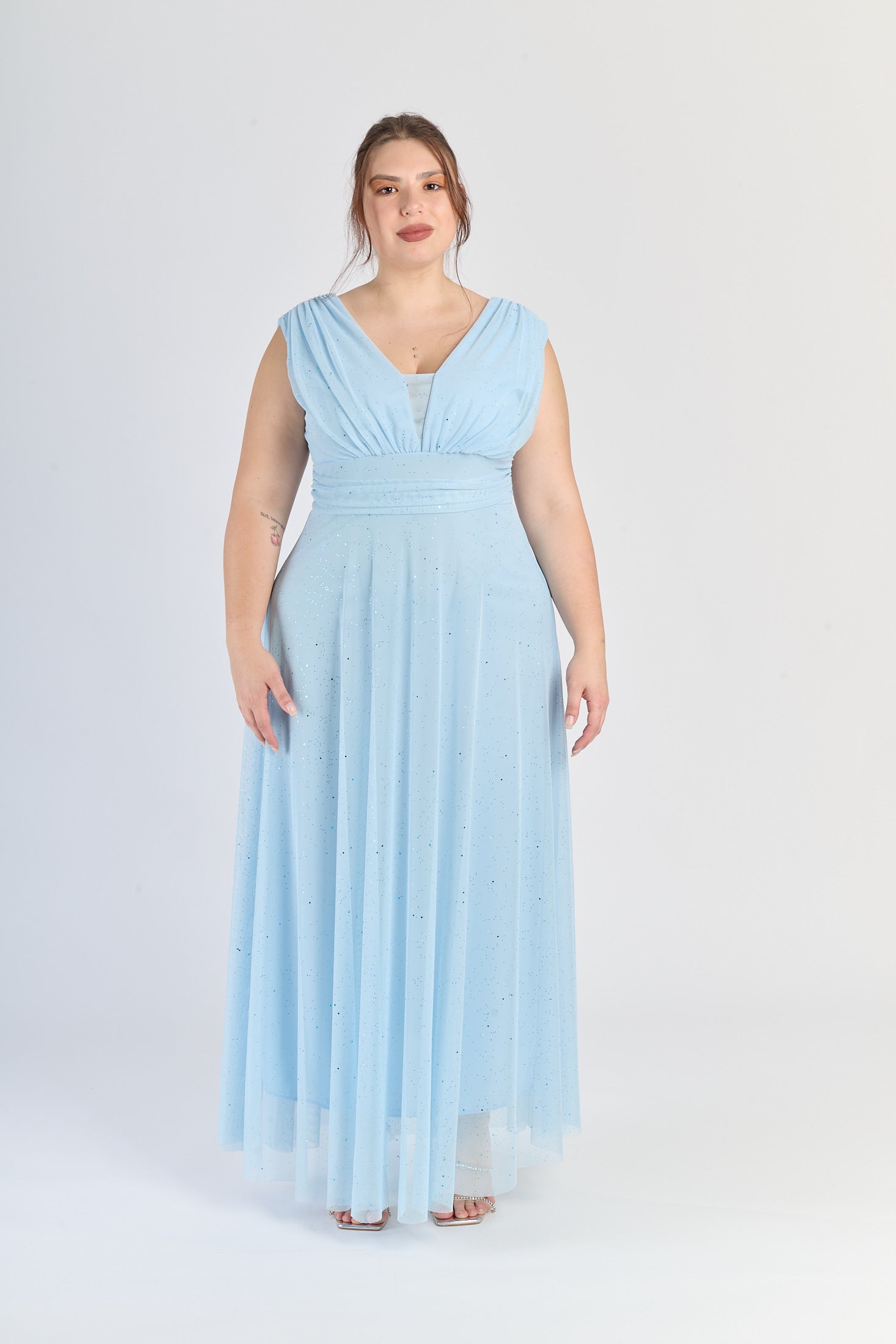 Abito azzuro elegante a V - neck, gonna fluviale, perfetto per cerimonie estive.