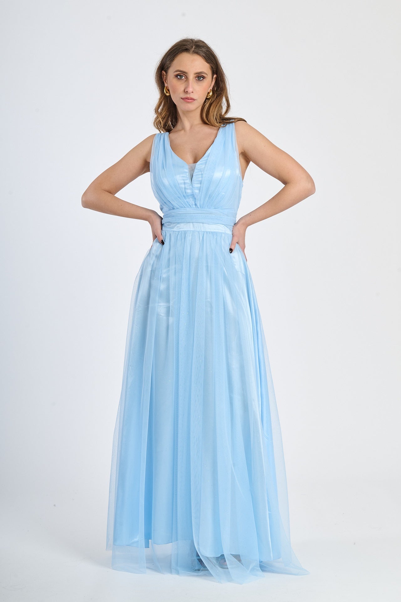 Abito azzurro con scollo a V, eleganza e freschezza per cerimonie