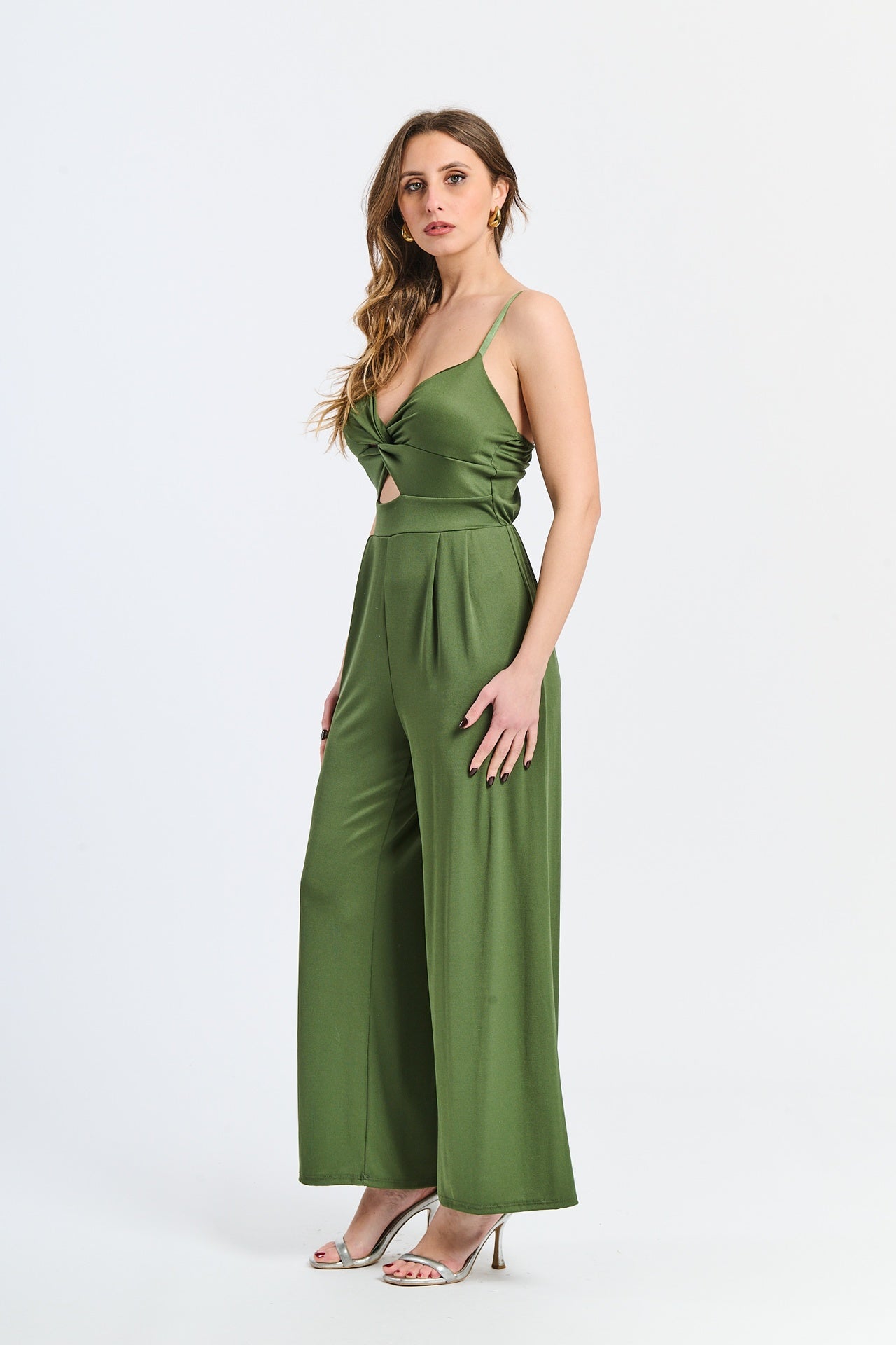 Tuta intera color militare, silhouette dritta e accento outdoor