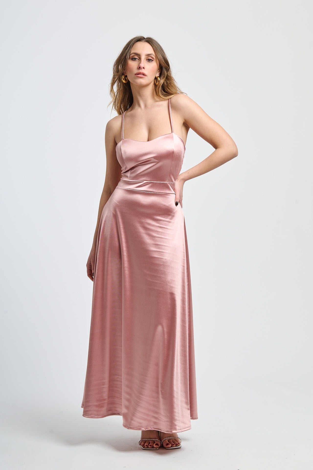 Abito da cerimonia rosa antico in raso, con spalline sottili e scollatura a V, ideale per occasioni romantiche e glamour