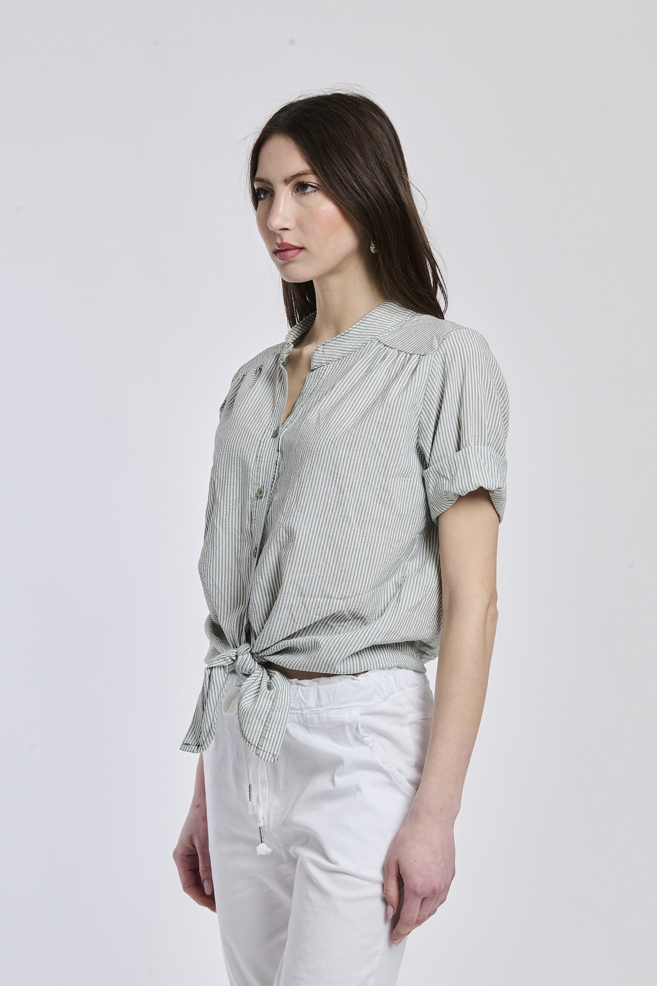 Camicia a righe militares da donna, taglio drritto con nodo laterale, perfetta per abbinamenti con jeans.