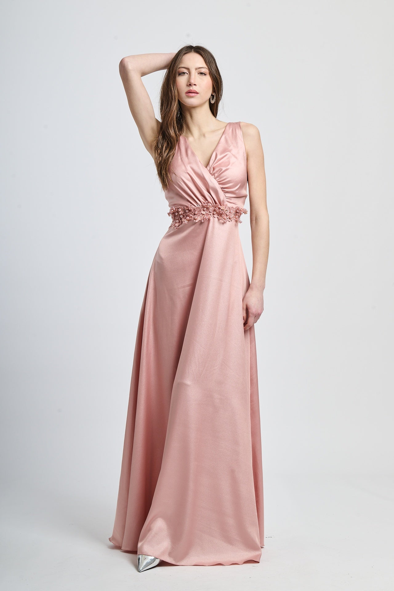 Abito formale rosa antico in raso, design delicato con spalline sottili