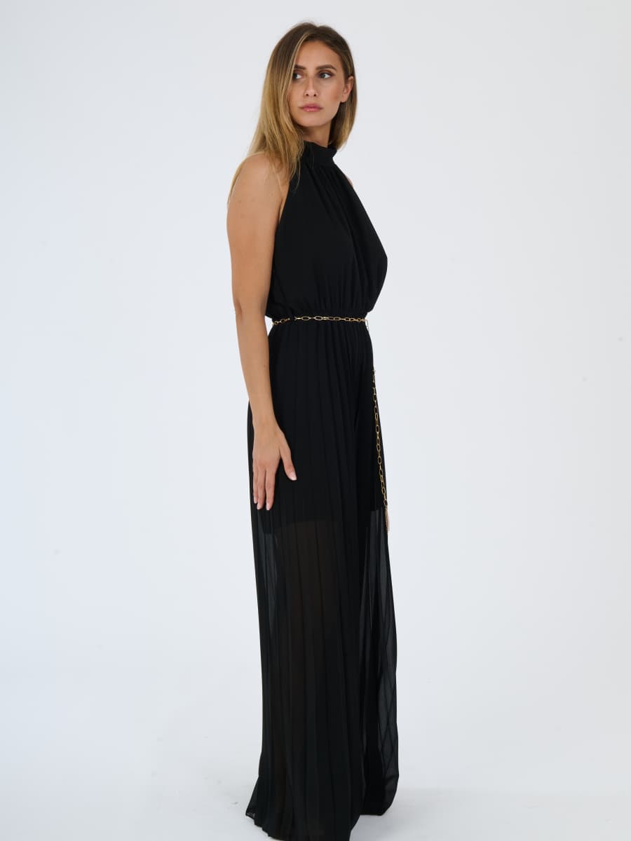 Tuta “Celestea” – Jumpsuit Plissé con Girocollo e Cintura a Catena