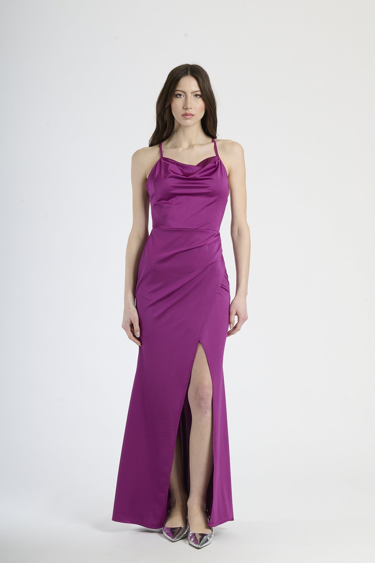 Moda donna: abito ciliegio in tessuto soffice, design con spalline sottili e colletto avvolgente.