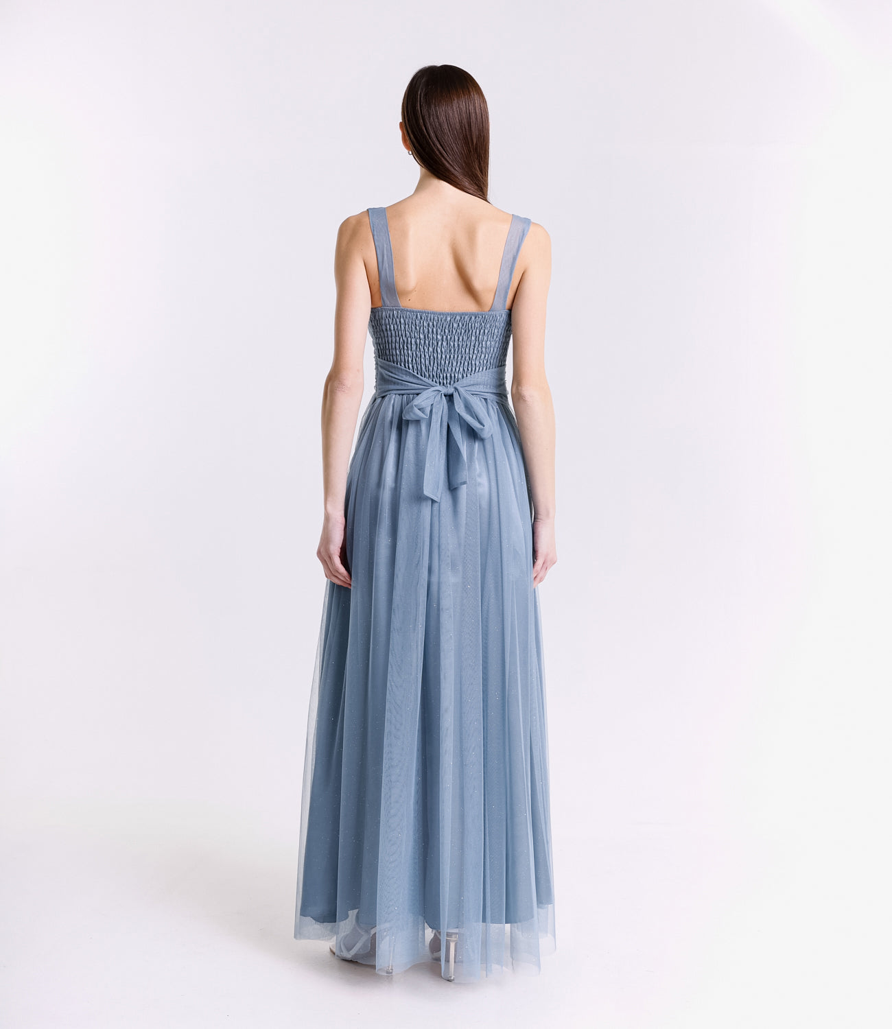 Abito grigio con scollo a V, eleganza minimalista per cerimonie