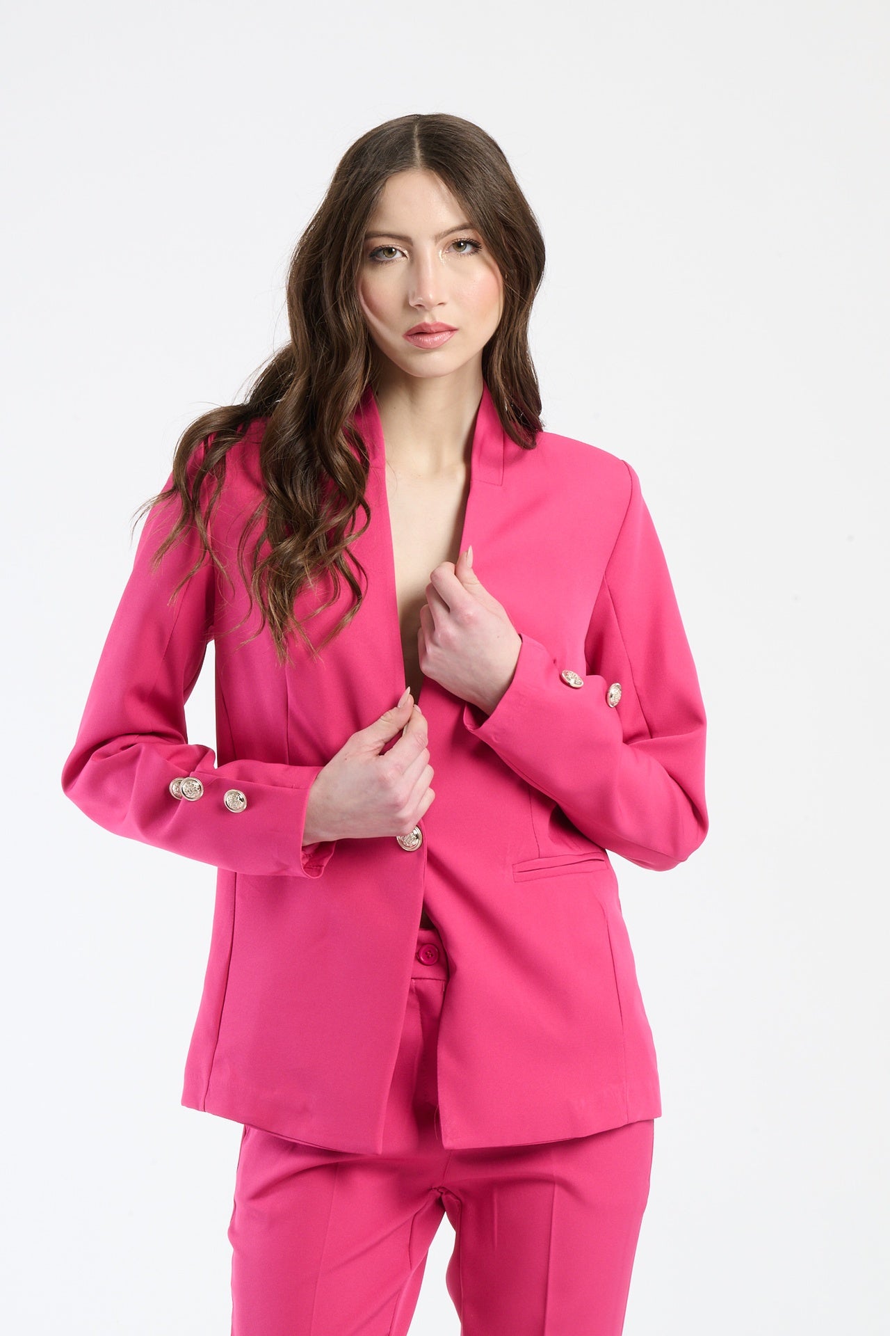 Camicia fuxia a maniche lunghe, colore vibrante e moderno.