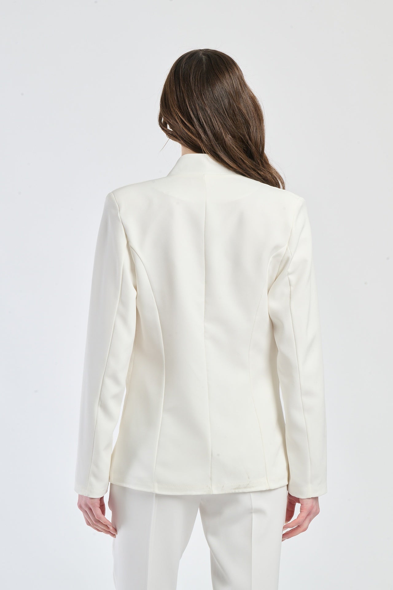 Modella con camicia bianca body - fit e collo a croce.