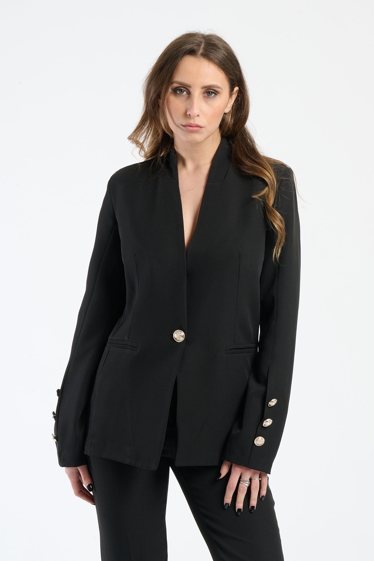 Camicia bluette a maniche lunghe, tonalità delicata e rassicurante.