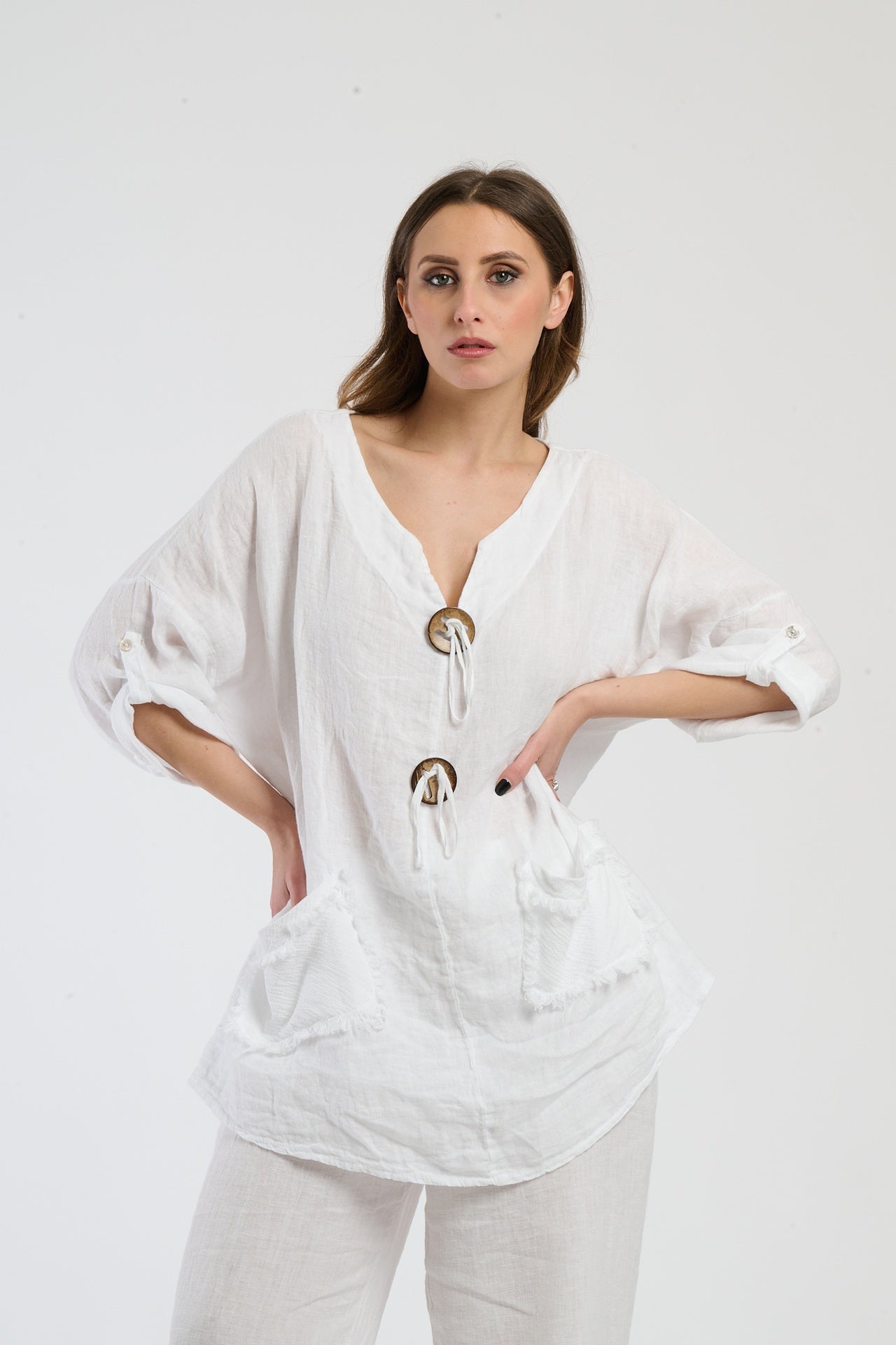 Outfit bianco in lino, camicetta oversize e pantaloni coordinati, stile pulito e minimalista.