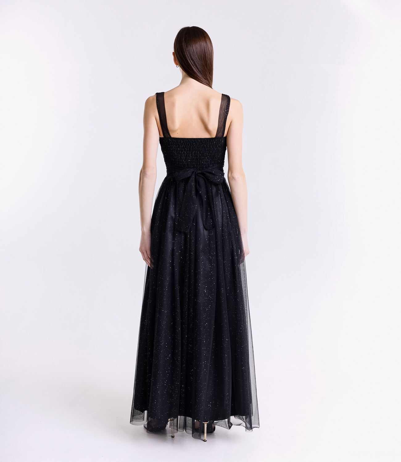 Abito nero con scollo a V, eleganza classica per occasioni importanti