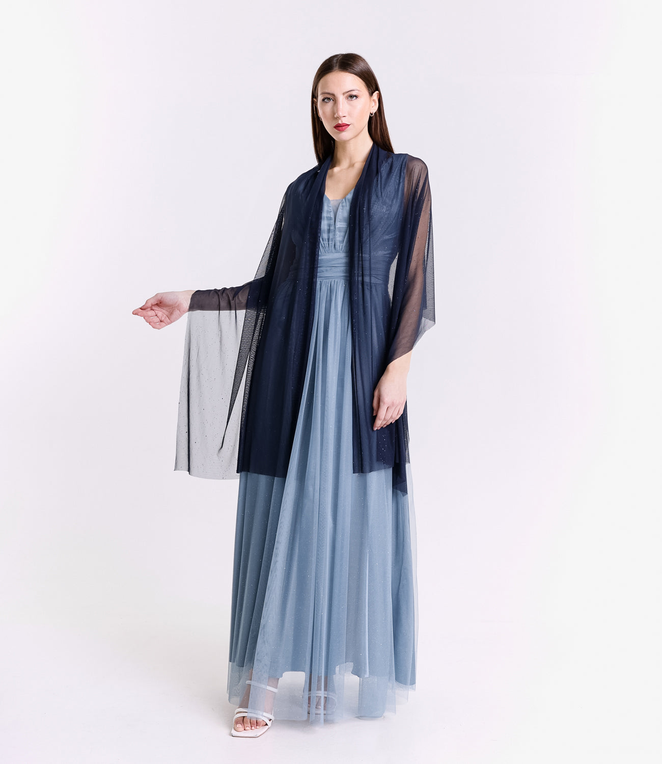 Abito da cerimonia grigio in tulle, stile sofisticato e moderno